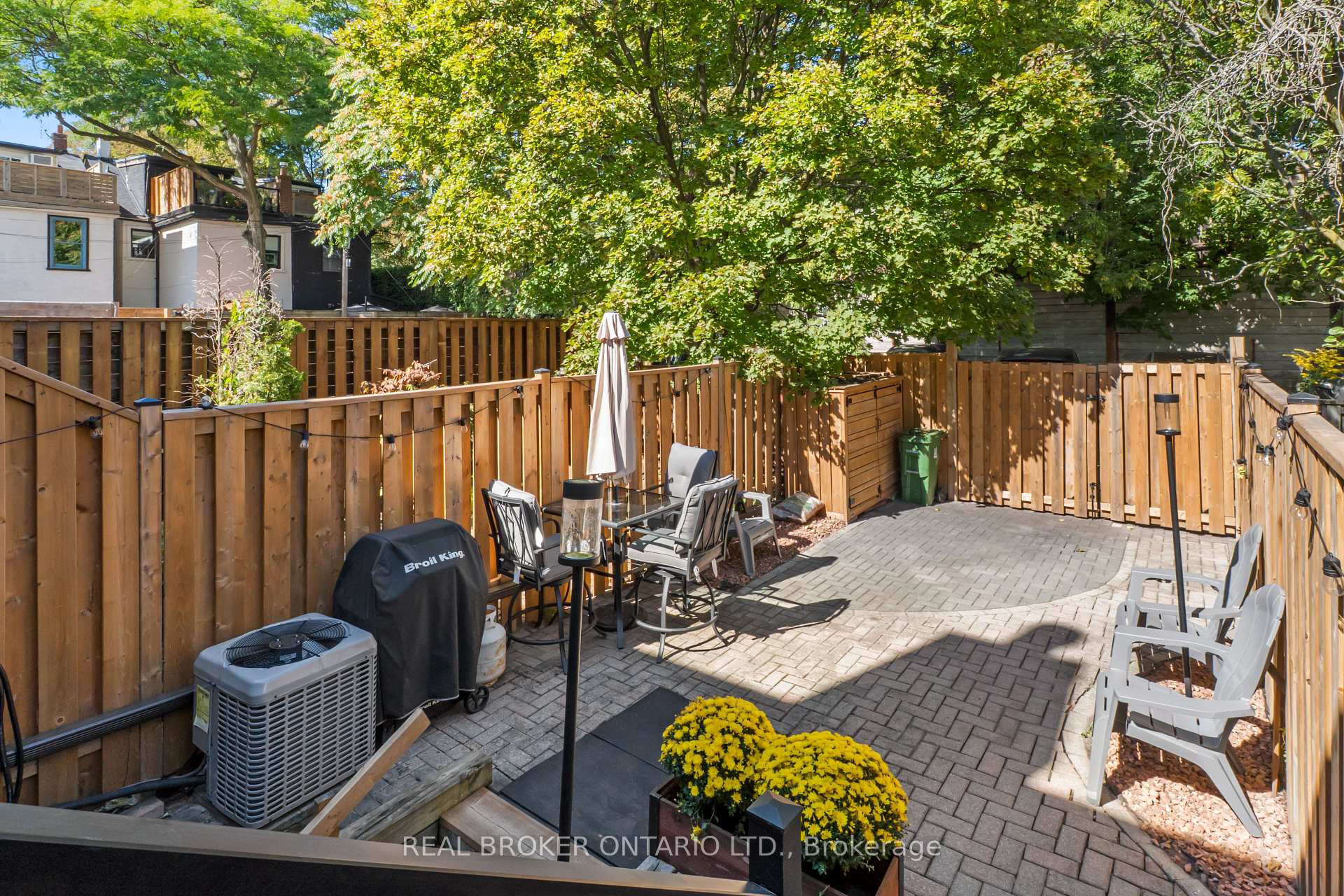 Photo 14 of 12 St. James Court, Toronto, Cabbagetown-South St. James Town — HOMEH