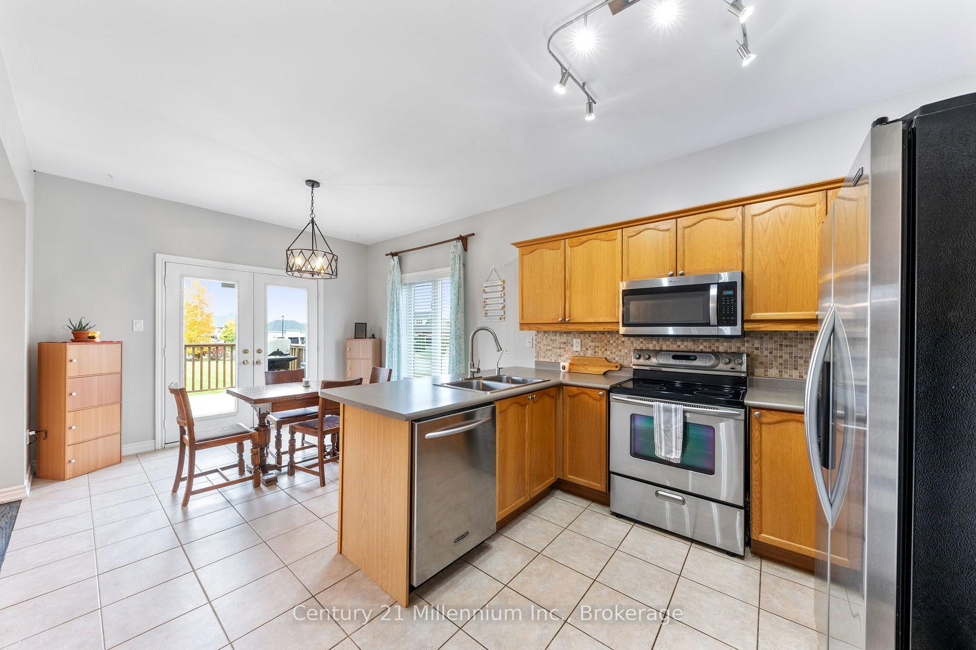 Photo 17 of 23 Butternut Crescent, Wasaga Beach — HOMEH