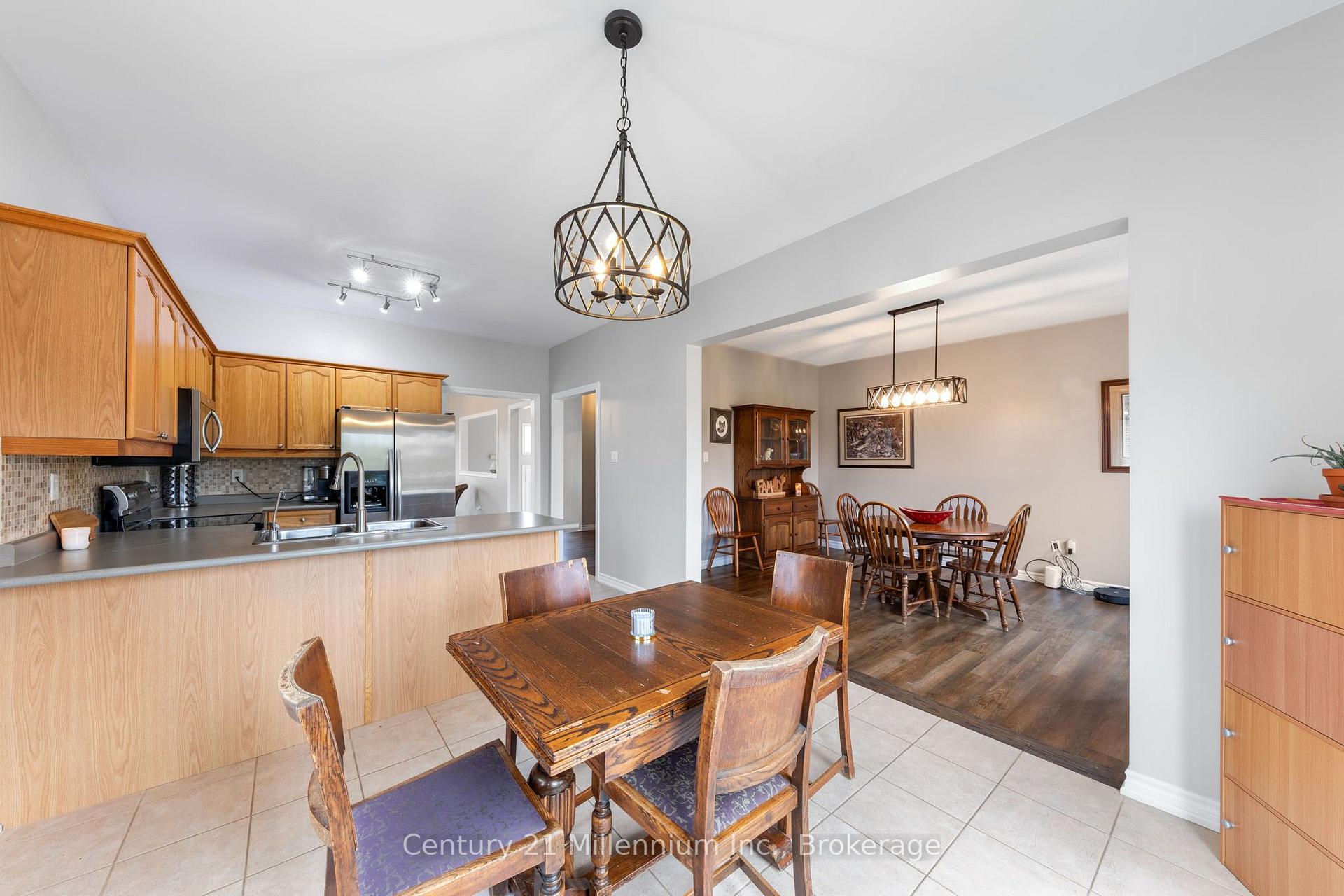 Photo 20 of 23 Butternut Crescent, Wasaga Beach — HOMEH