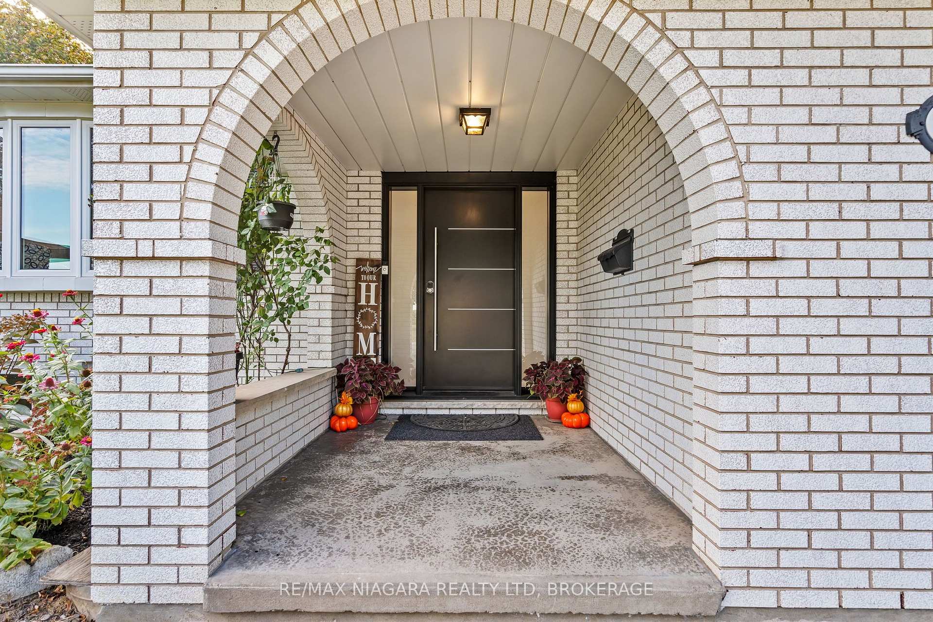 Photo 4 of 31 Jessica Drive, St. Catharines, Vine/Linwell — HOMEH
