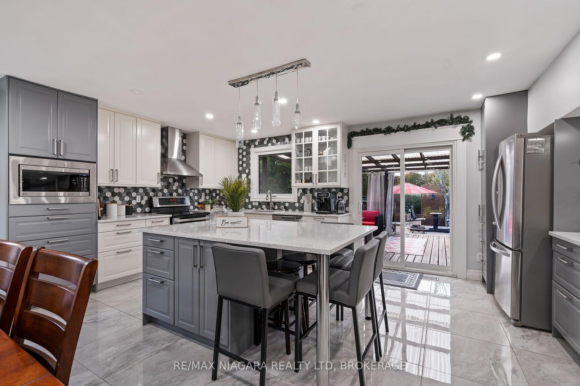 Photo 11 of 31 Jessica Drive, St. Catharines, Vine/Linwell — HOMEH