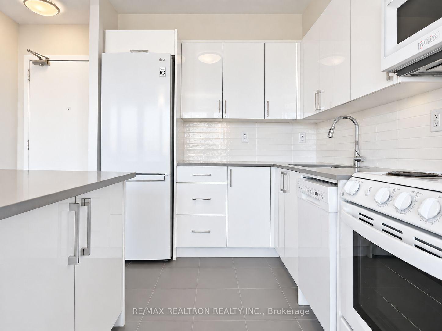 Photo 4 of Unit 2209, 666 Spadina Avenue, Toronto, University — HOMEH