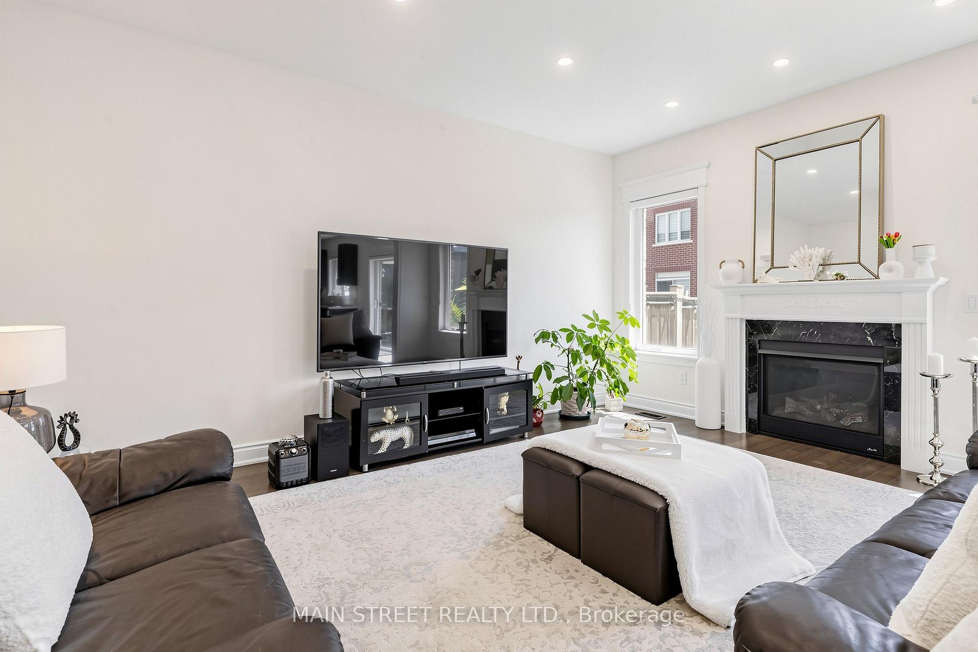 Photo 4 of 11 Robert Baldwin Boulevard, East Gwillimbury, Sharon — HOMEH