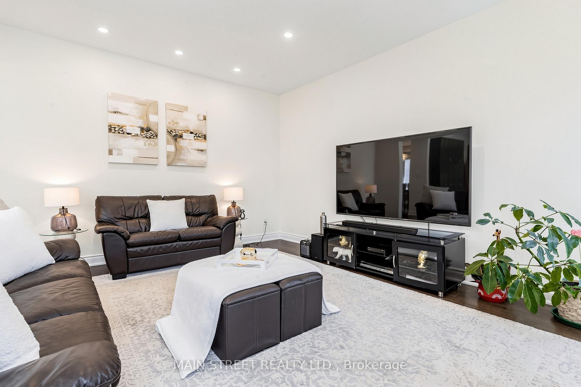 Photo 5 of 11 Robert Baldwin Boulevard, East Gwillimbury, Sharon — HOMEH