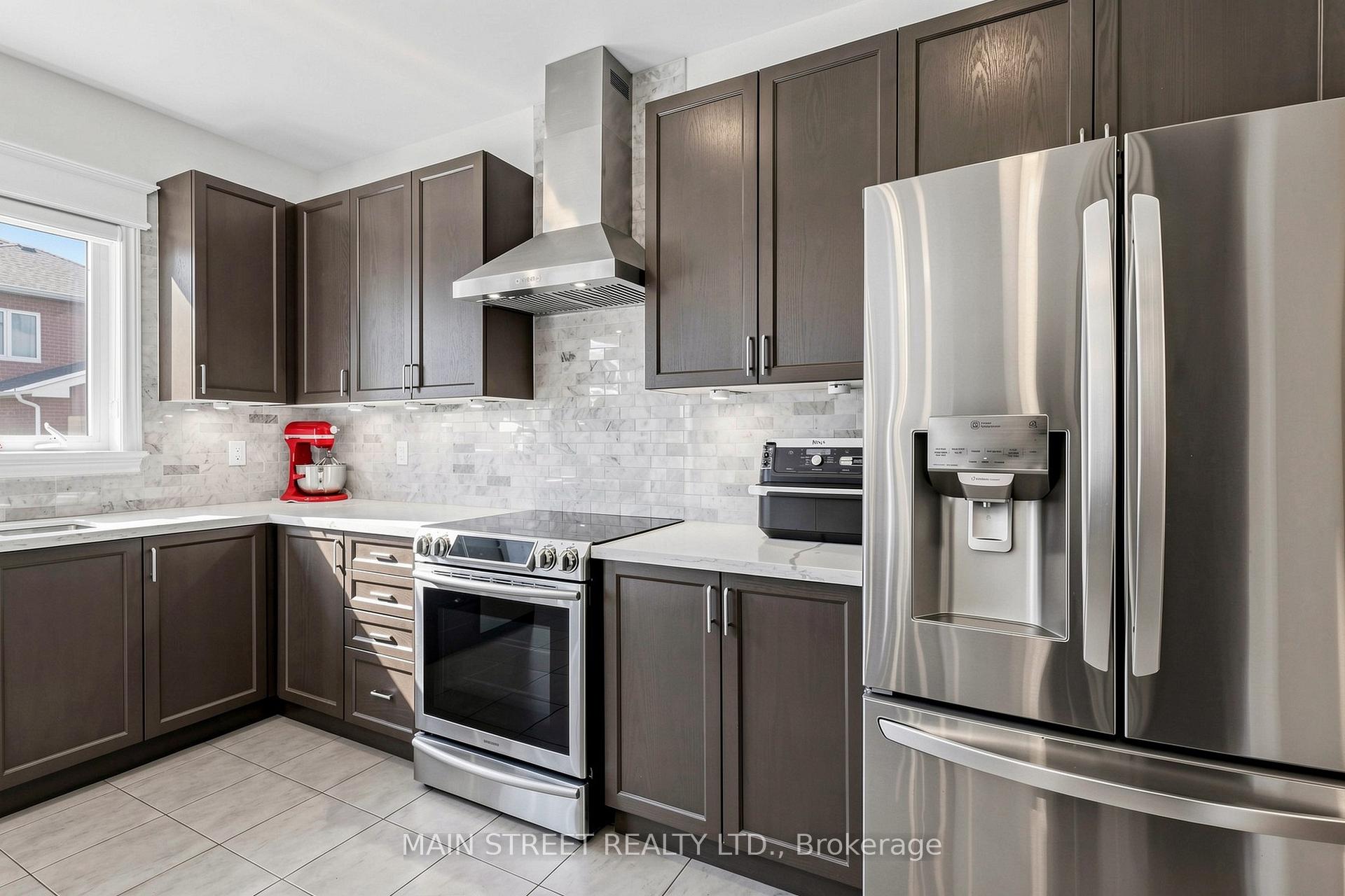 Photo 13 of 11 Robert Baldwin Boulevard, East Gwillimbury, Sharon — HOMEH