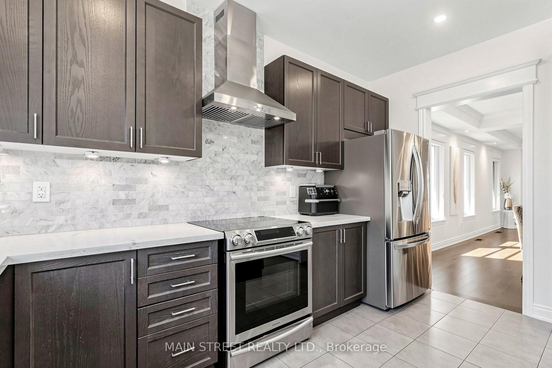 Photo 14 of 11 Robert Baldwin Boulevard, East Gwillimbury, Sharon — HOMEH