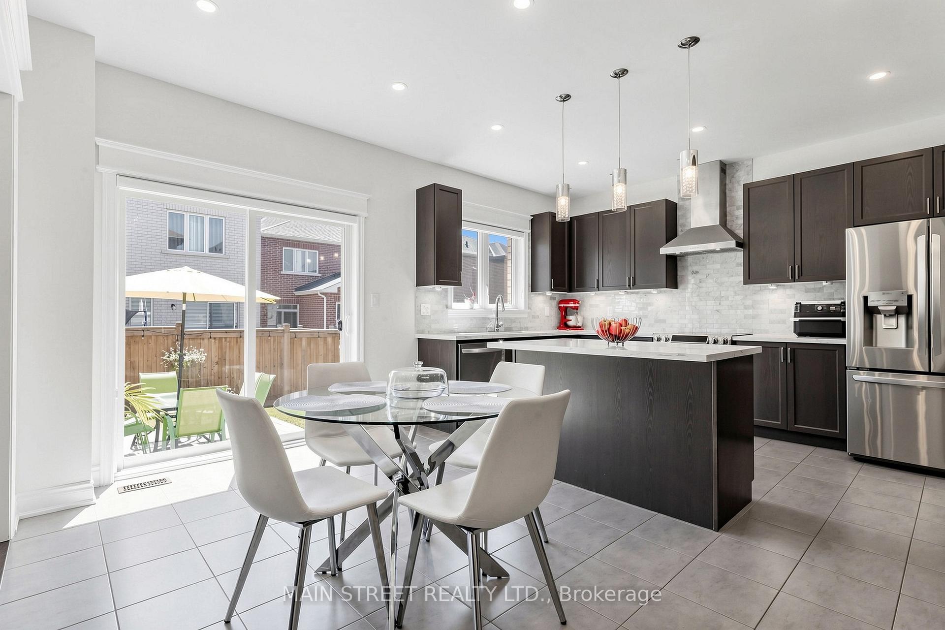 Photo 17 of 11 Robert Baldwin Boulevard, East Gwillimbury, Sharon — HOMEH
