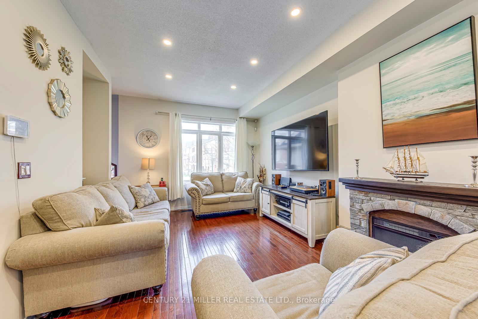 Photo 3 of 3117 Joel Kerbel Place, Mississauga, Applewood — HOMEH