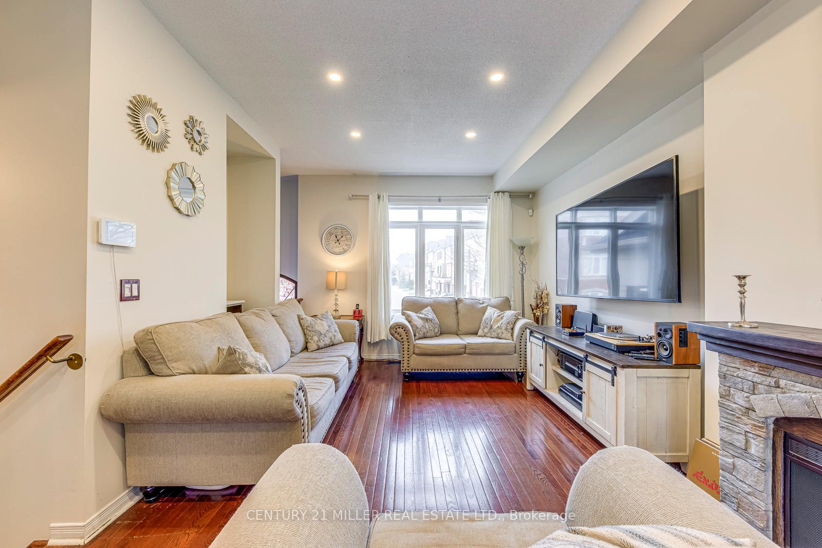 Photo 4 of 3117 Joel Kerbel Place, Mississauga, Applewood — HOMEH