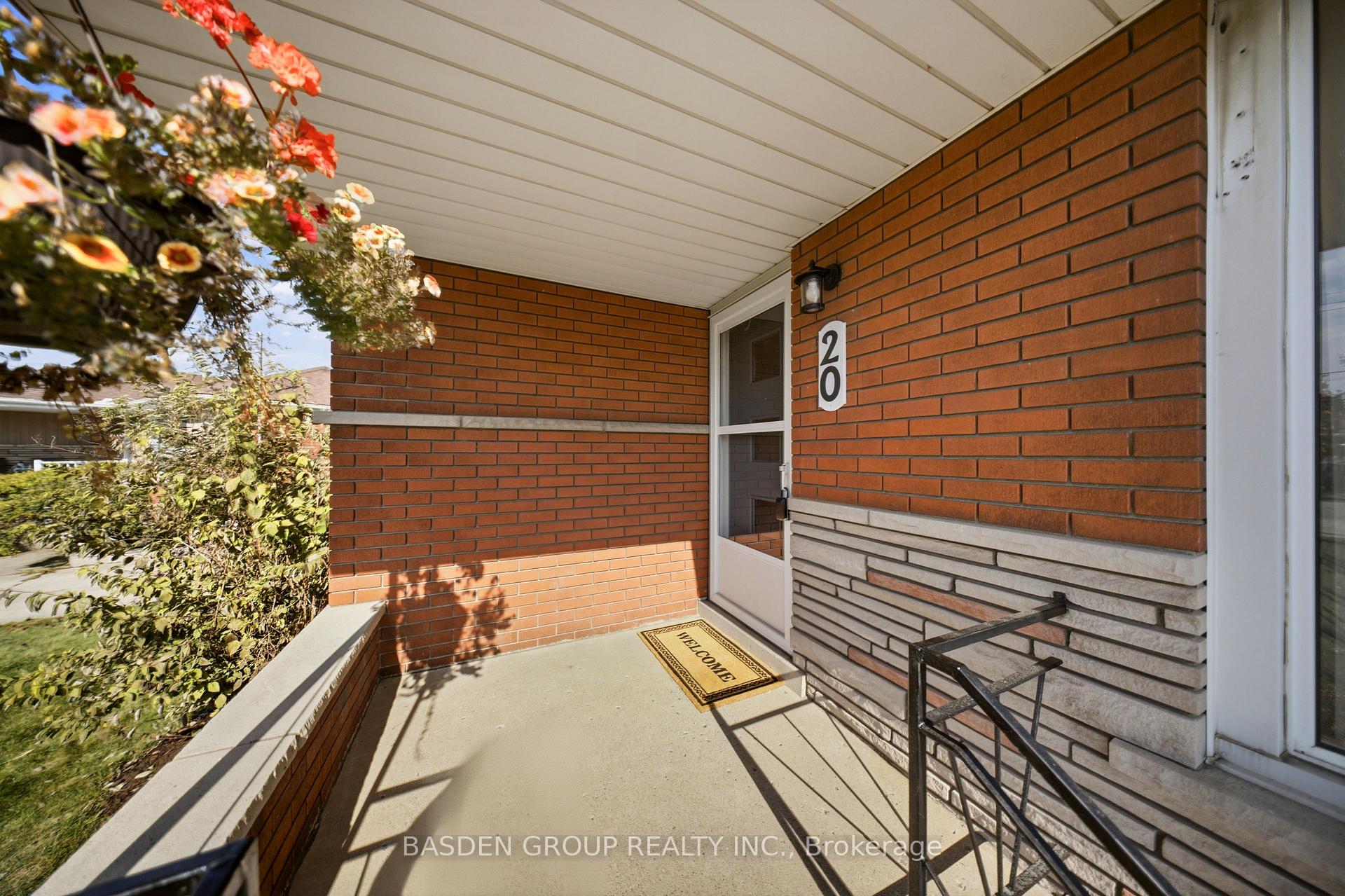 Photo 2 of 20 Doreen Court, Hamilton, Huntington — HOMEH