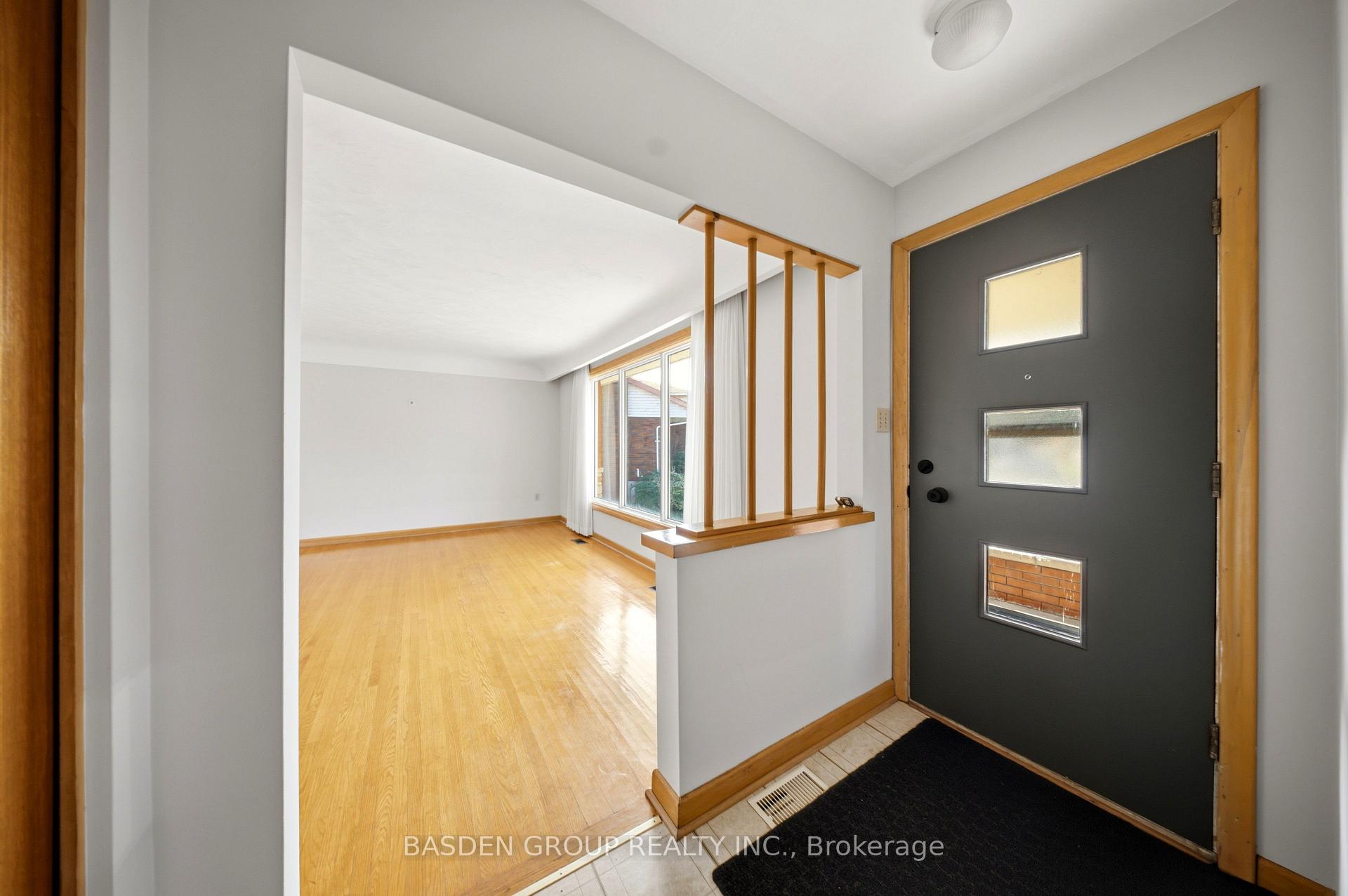 Photo 4 of 20 Doreen Court, Hamilton, Huntington — HOMEH