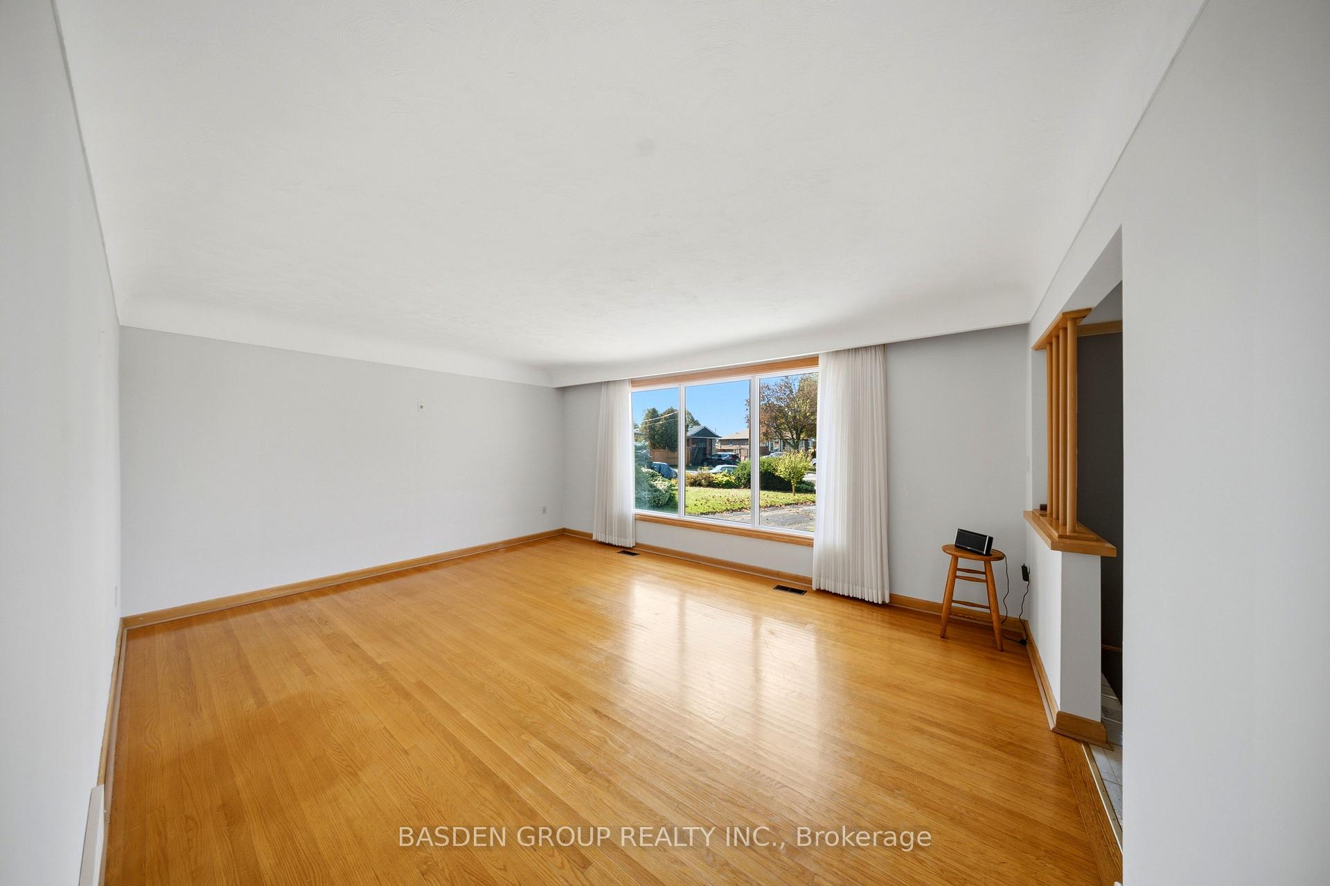 Photo 8 of 20 Doreen Court, Hamilton, Huntington — HOMEH