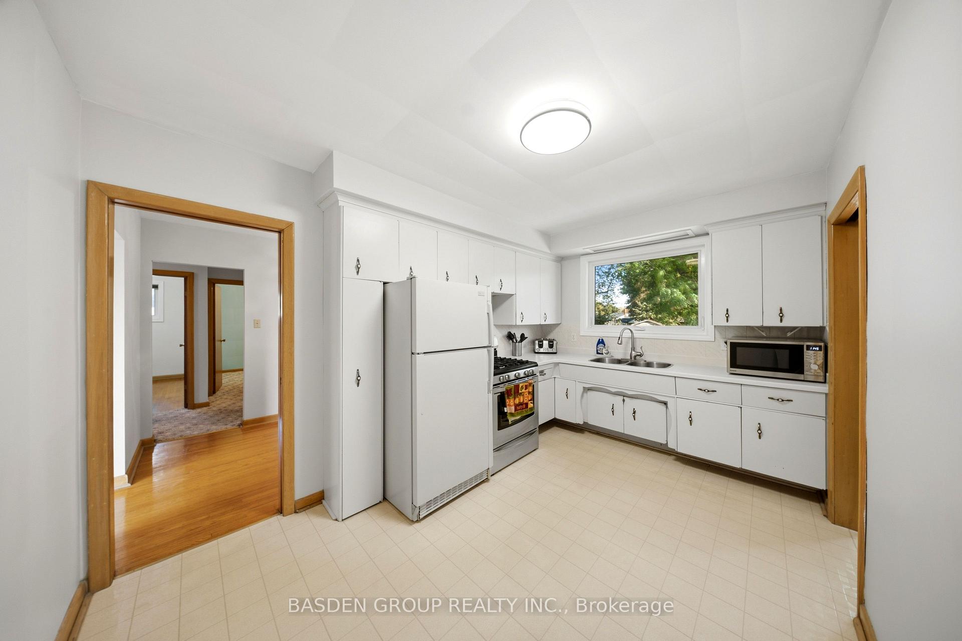 Photo 9 of 20 Doreen Court, Hamilton, Huntington — HOMEH