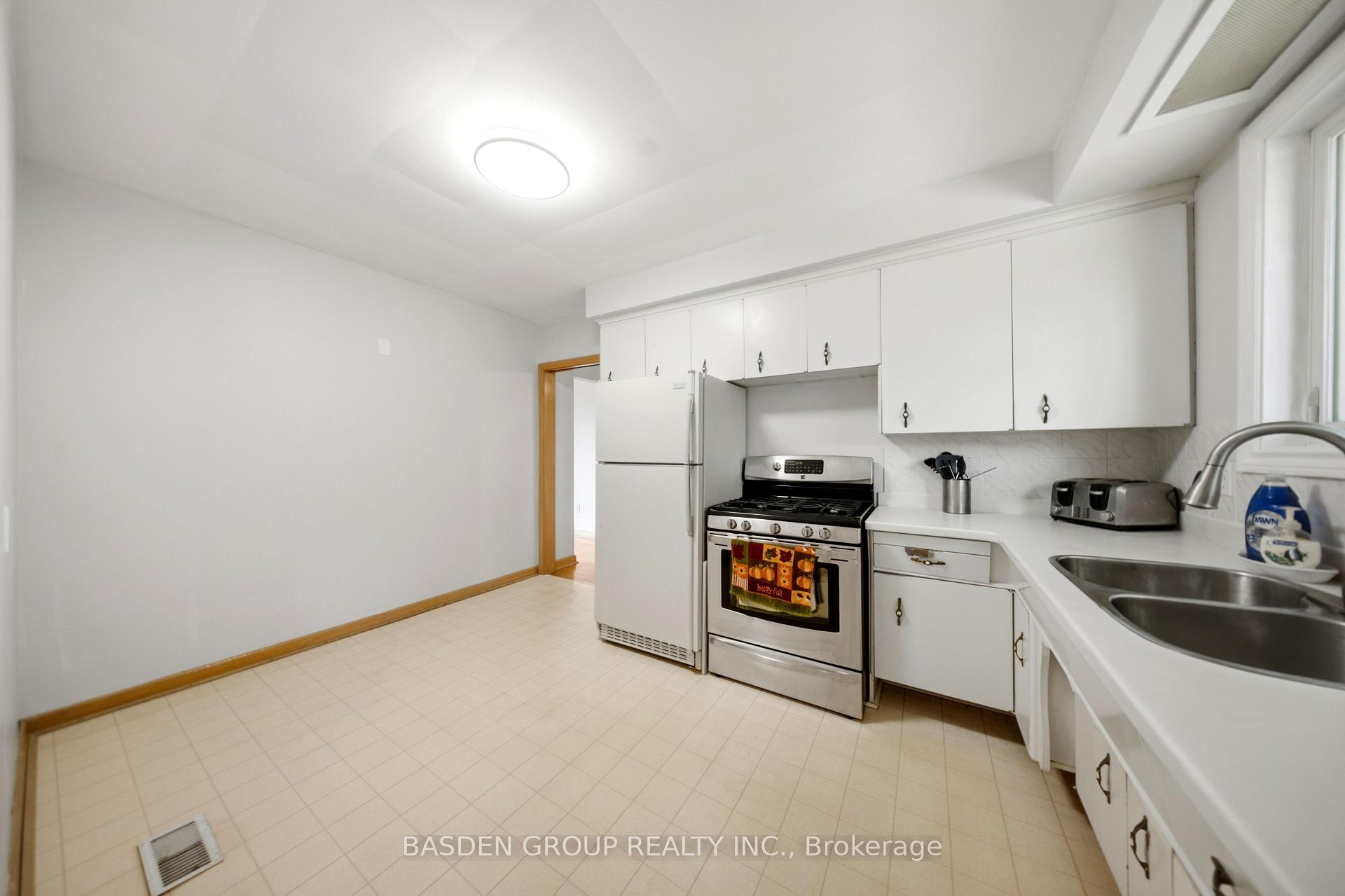 Photo 10 of 20 Doreen Court, Hamilton, Huntington — HOMEH