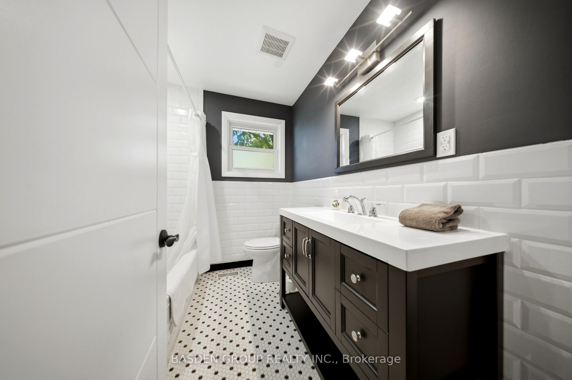 Photo 12 of 20 Doreen Court, Hamilton, Huntington — HOMEH