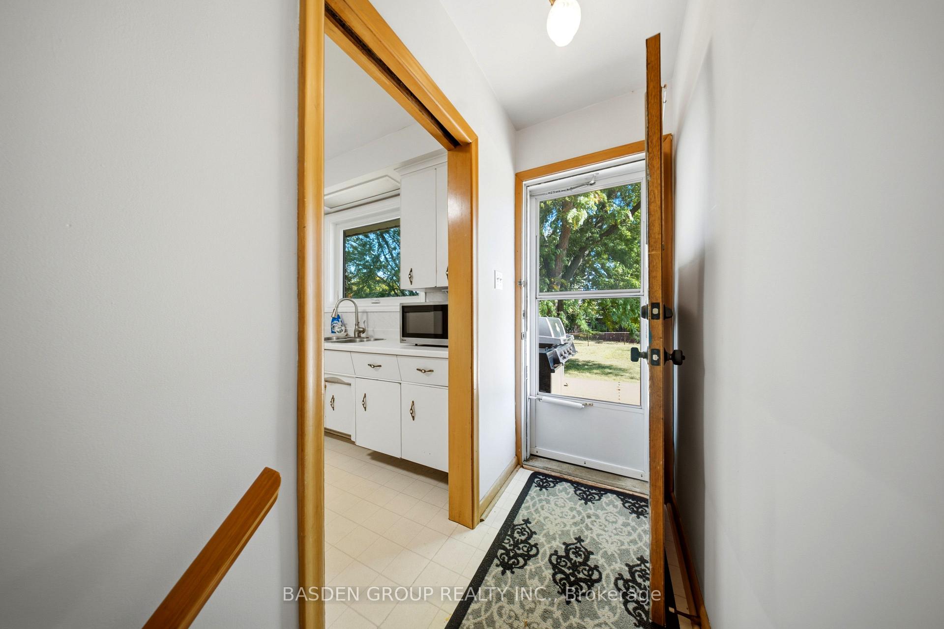 Photo 22 of 20 Doreen Court, Hamilton, Huntington — HOMEH