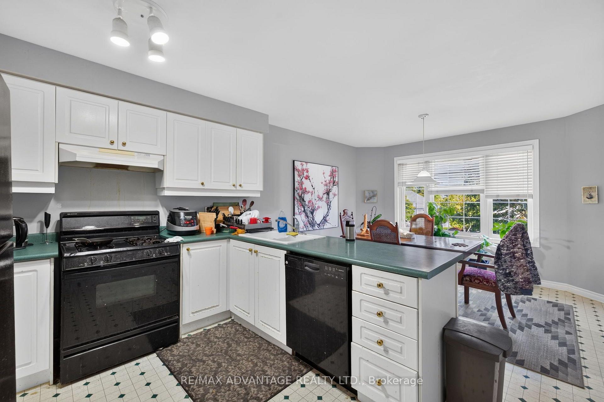 Photo 5 of Unit 24, 270 North Centre Road, London, North R — HOMEH