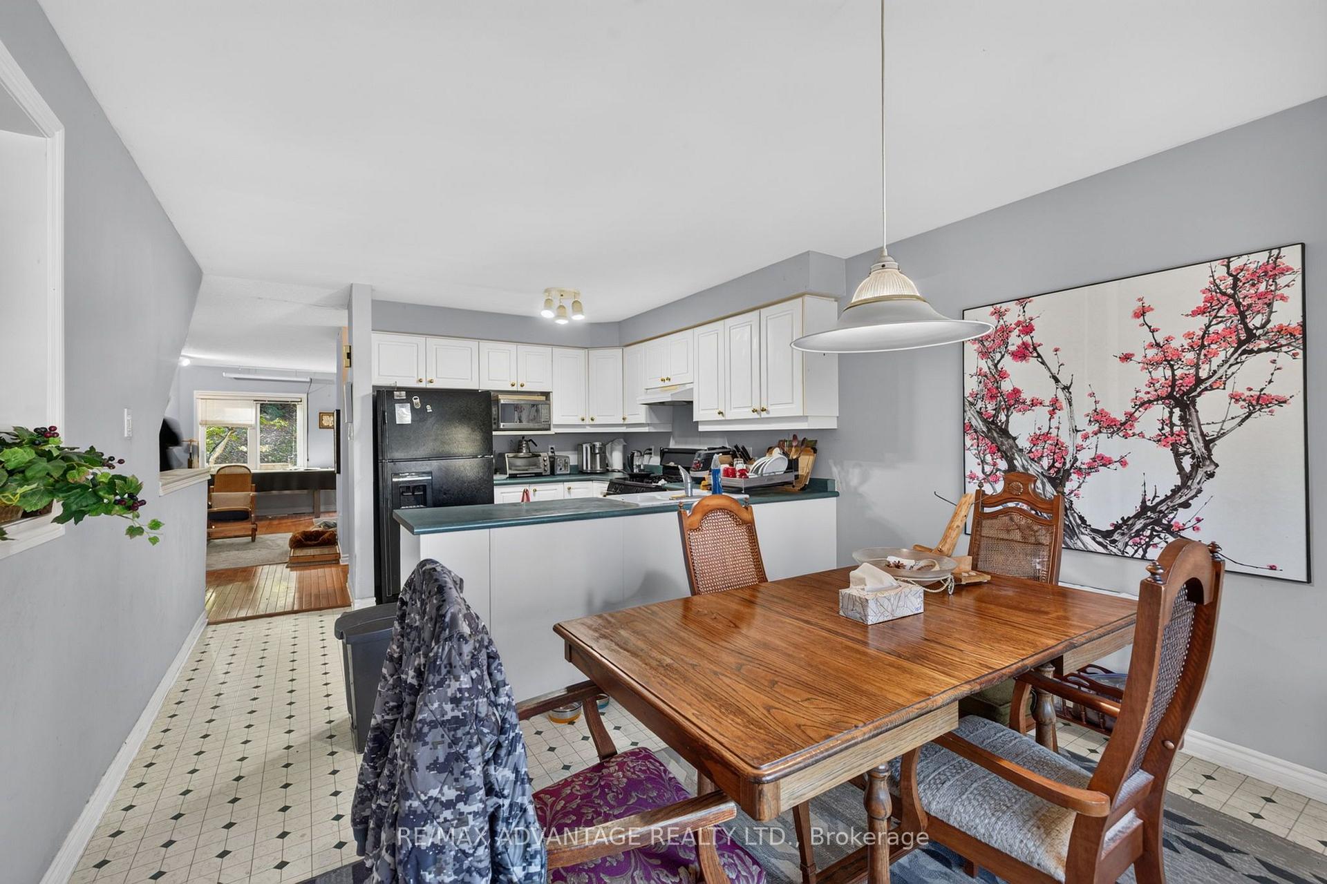 Photo 8 of Unit 24, 270 North Centre Road, London, North R — HOMEH