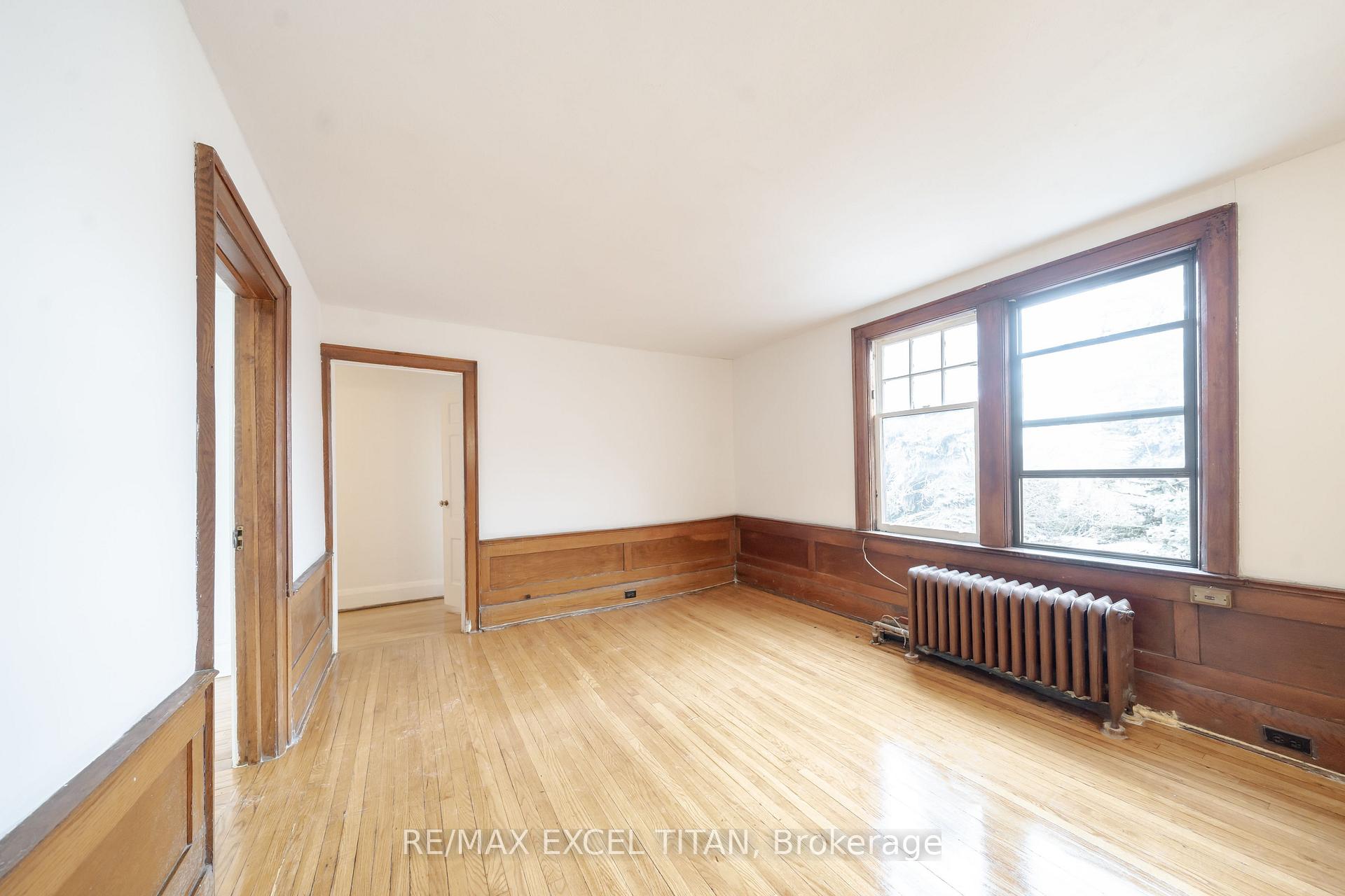 Photo 4 of 10 Kingston Road, Toronto, Woodbine Corridor — HOMEH