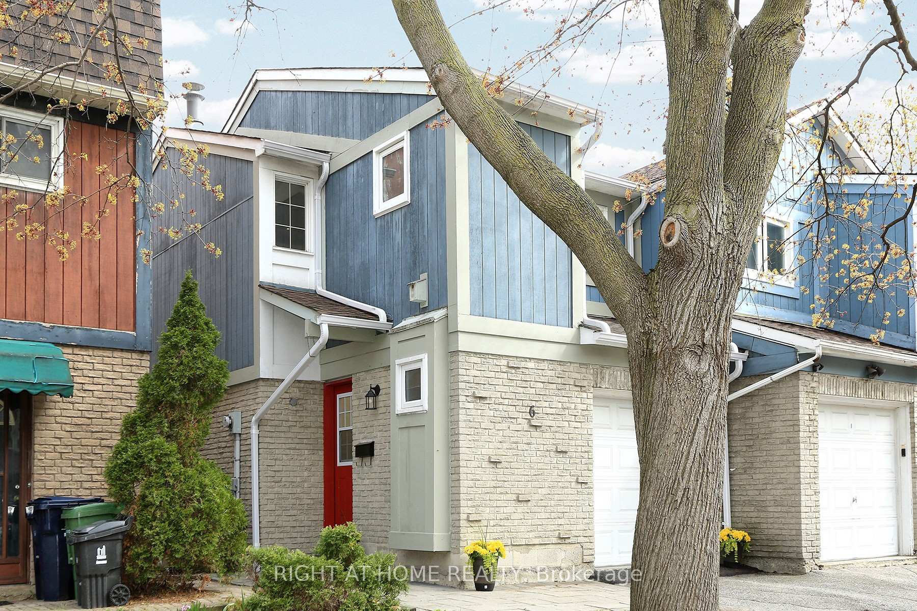 Photo 2 of 6 Snapdragon Drive, North York, Pleasant View — HOMEH