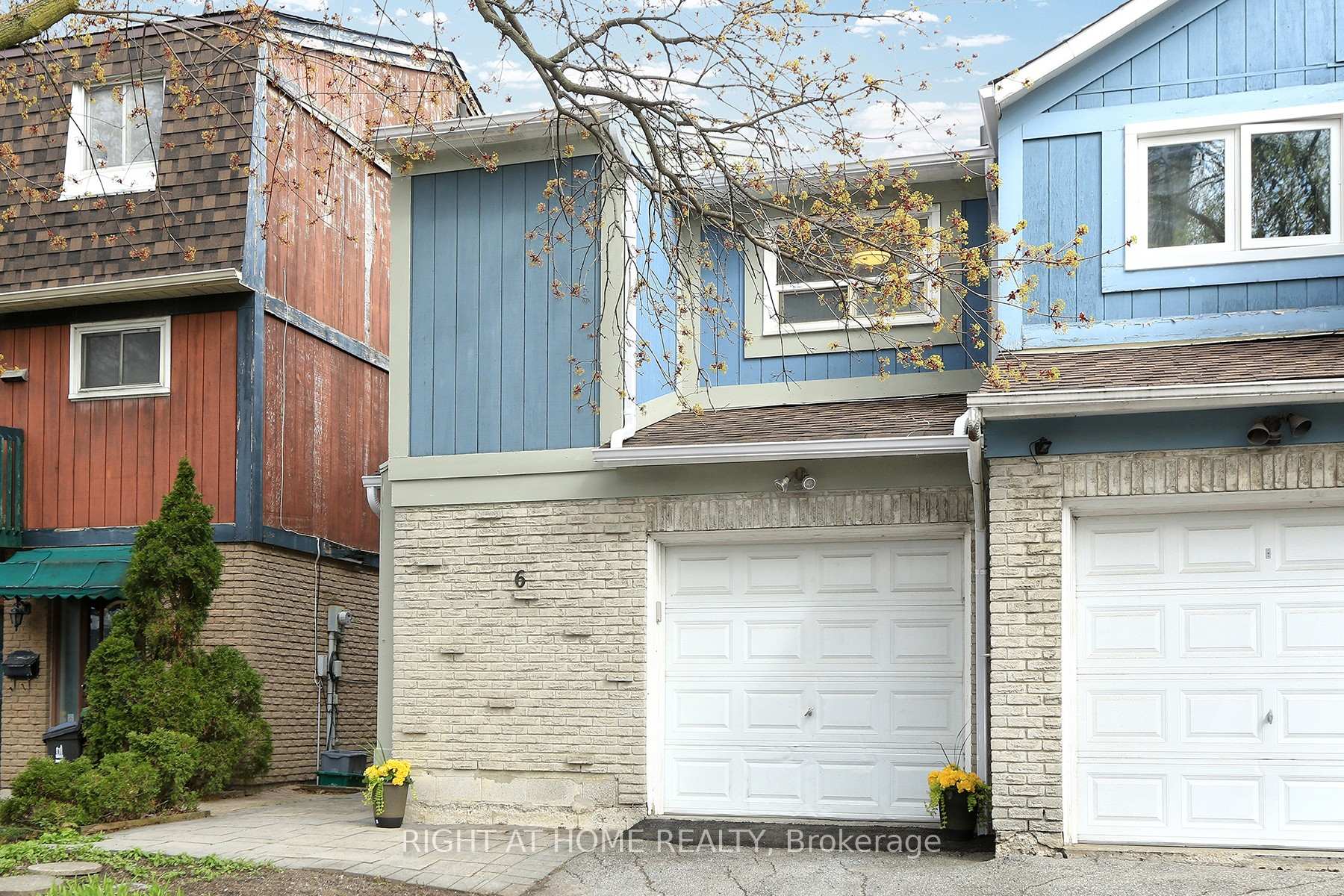 Photo 3 of 6 Snapdragon Drive, North York, Pleasant View — HOMEH