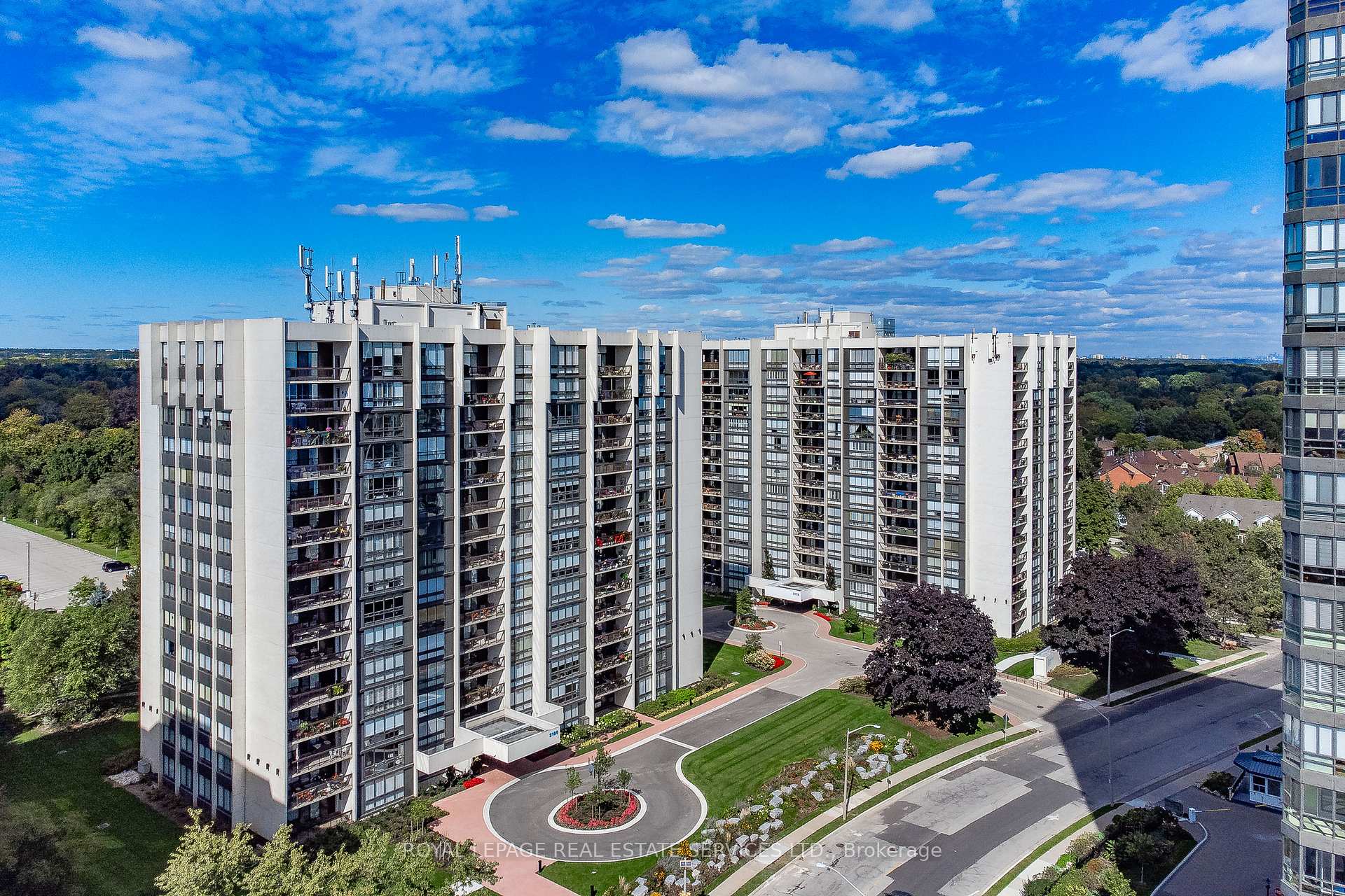 Photo 2 of Unit 1001, 2185 Marine Drive, Oakville, Bronte — HOMEH