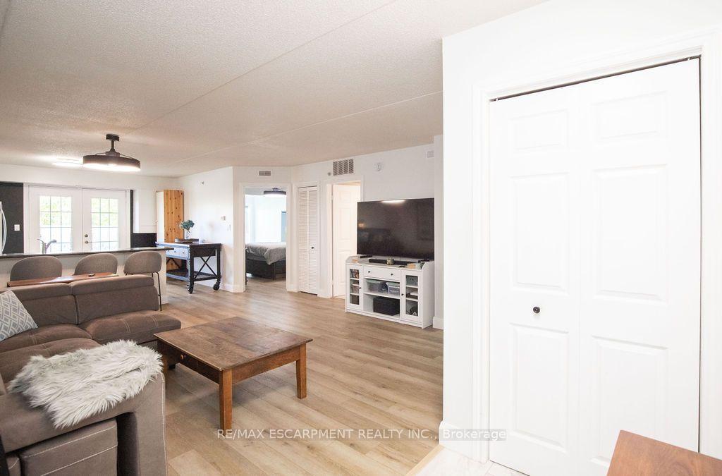 Photo 4 of Unit 207, 1480 Bishops Gate, Oakville, Glen Abbey — HOMEH