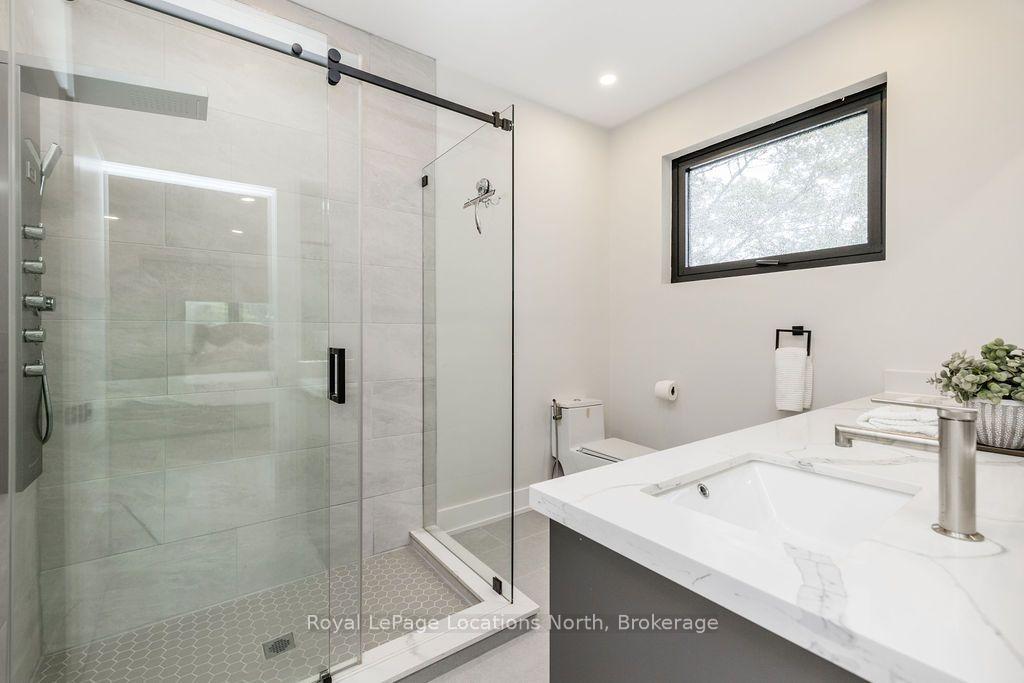 Photo 34 of 11 Georgian Manor Drive, Collingwood — HOMEH