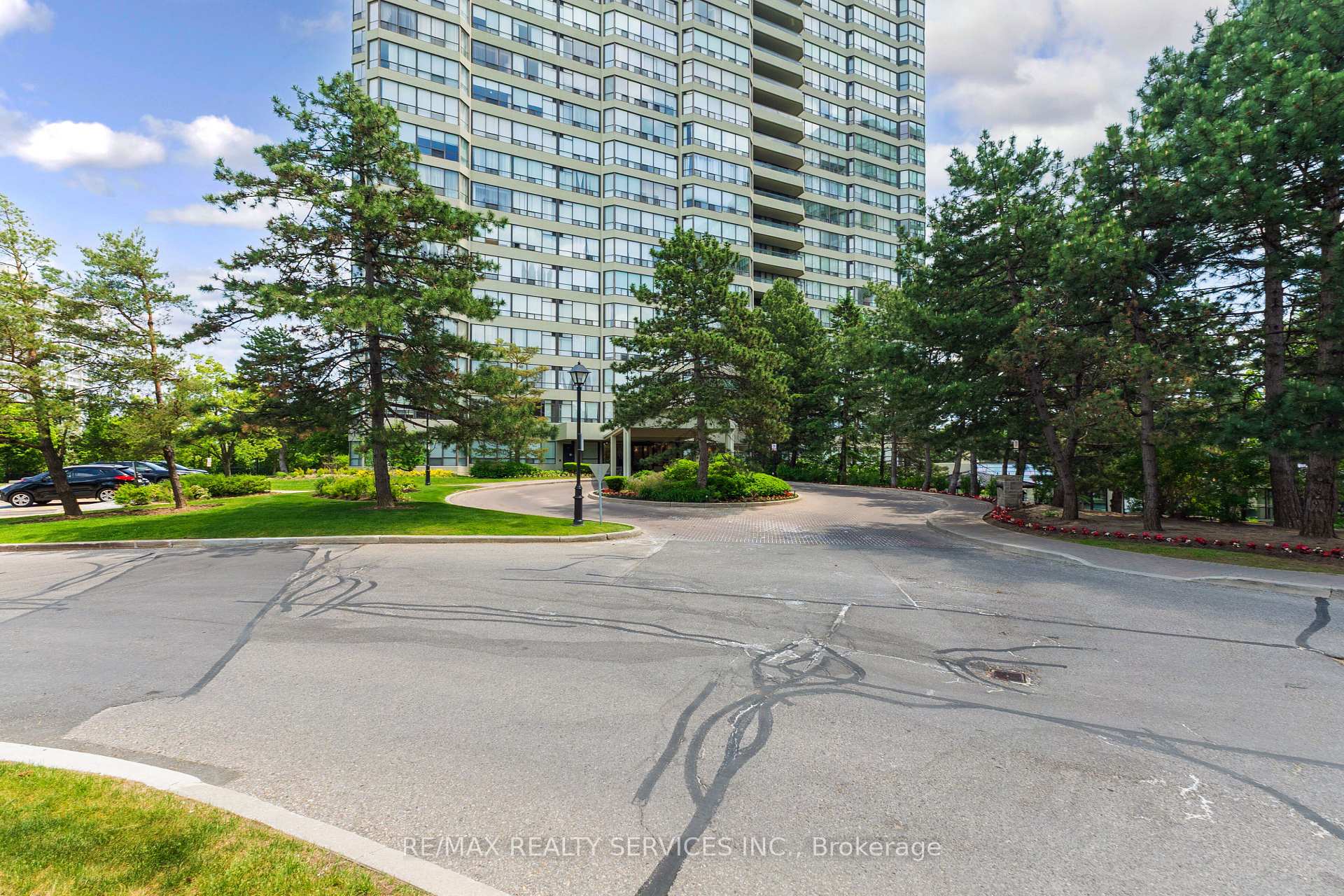 Photo 2 of Unit 709, 22 Hanover Road, Brampton, Queen Street Corridor — HOMEH