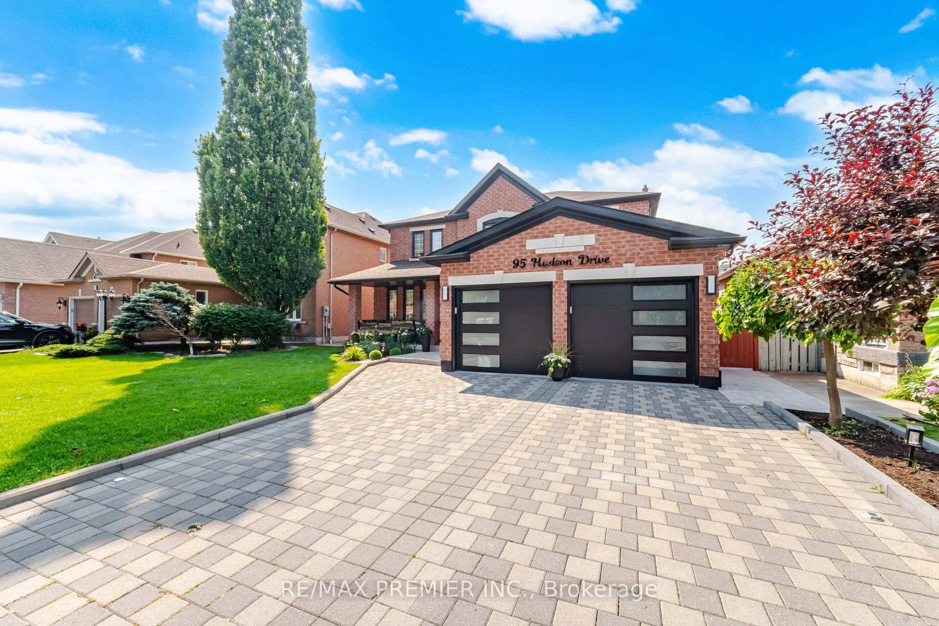Photo 3 of 95 Hudson Drive, Vaughan, Maple — HOMEH