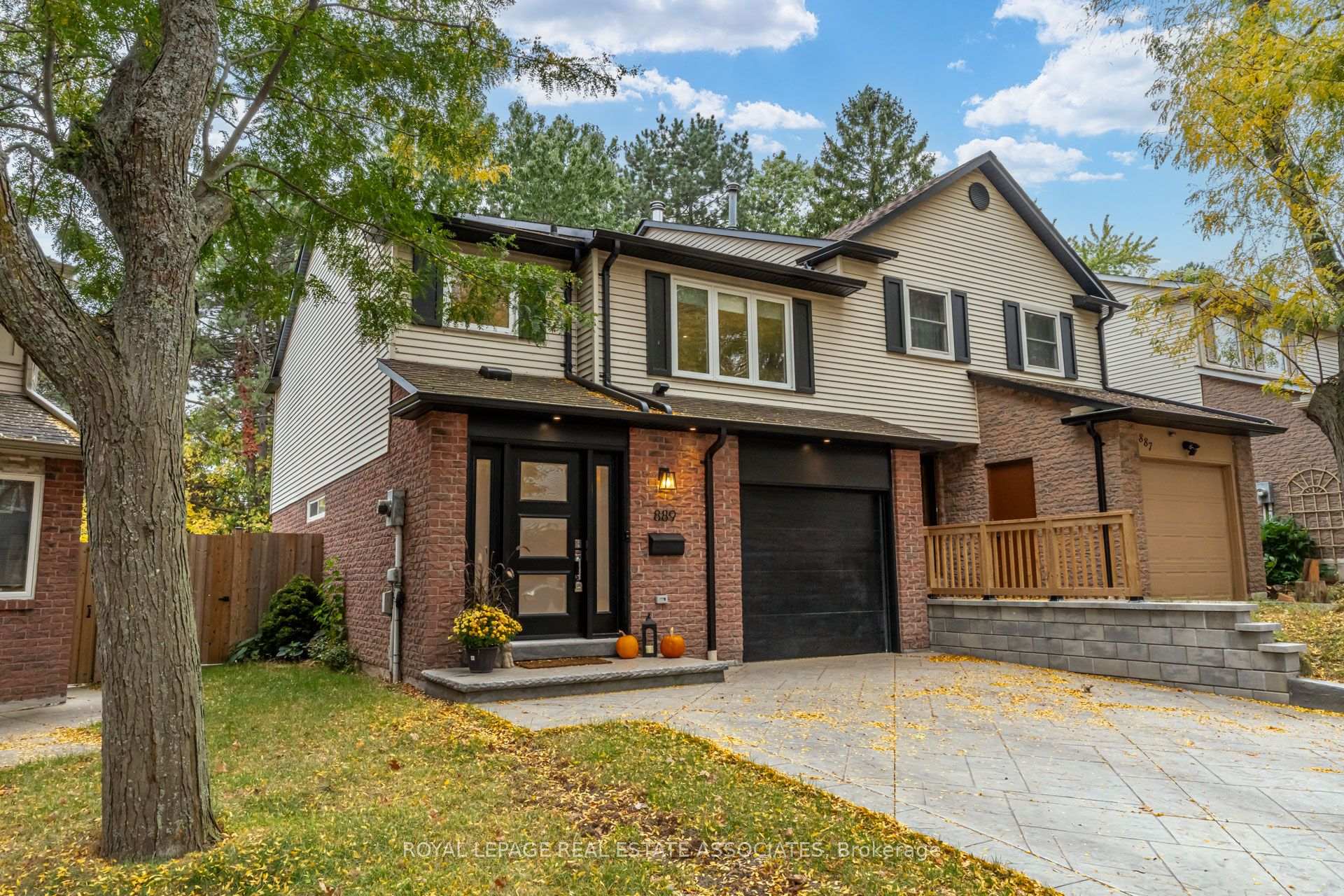 Photo 2 of 889 Sweetwater Crescent, Mississauga, Lorne Park — HOMEH