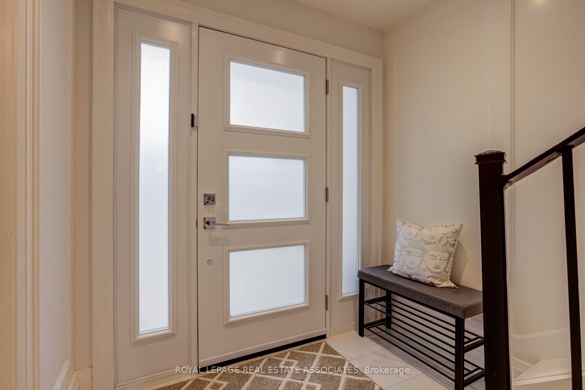 Photo 4 of 889 Sweetwater Crescent, Mississauga, Lorne Park — HOMEH