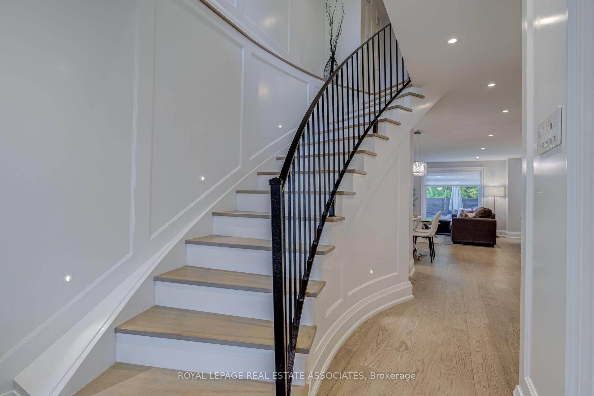 Photo 5 of 889 Sweetwater Crescent, Mississauga, Lorne Park — HOMEH