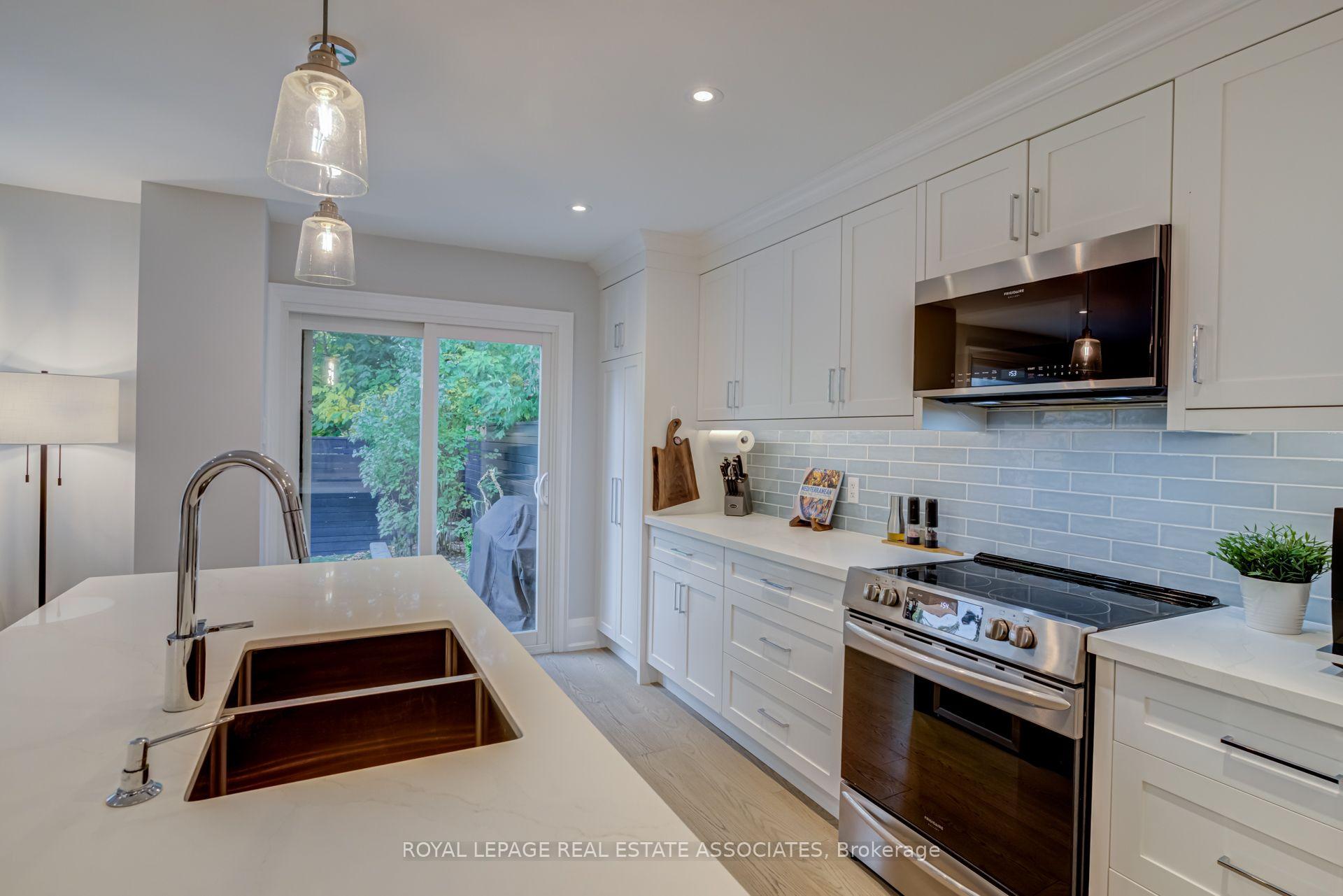 Photo 10 of 889 Sweetwater Crescent, Mississauga, Lorne Park — HOMEH