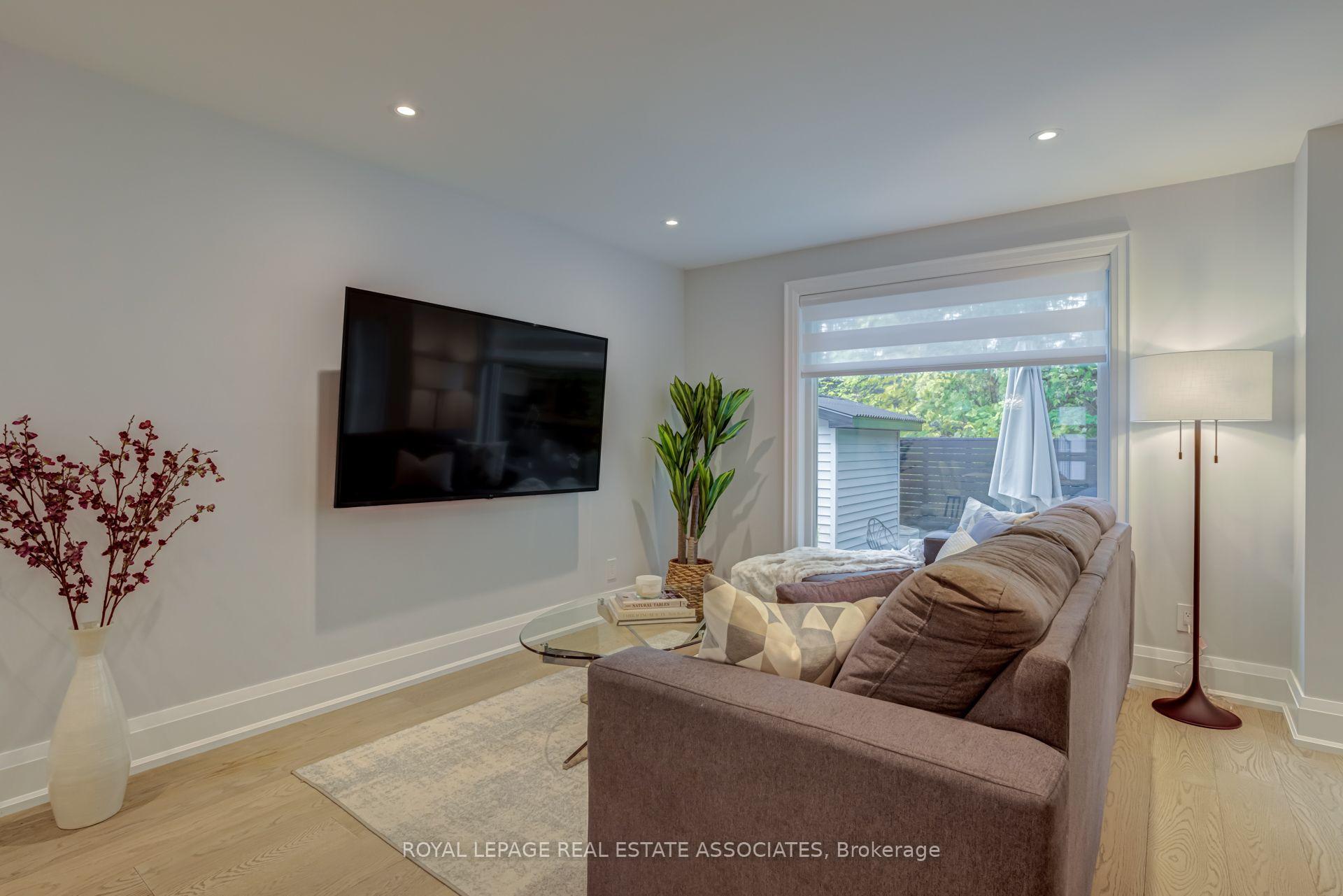 Photo 13 of 889 Sweetwater Crescent, Mississauga, Lorne Park — HOMEH