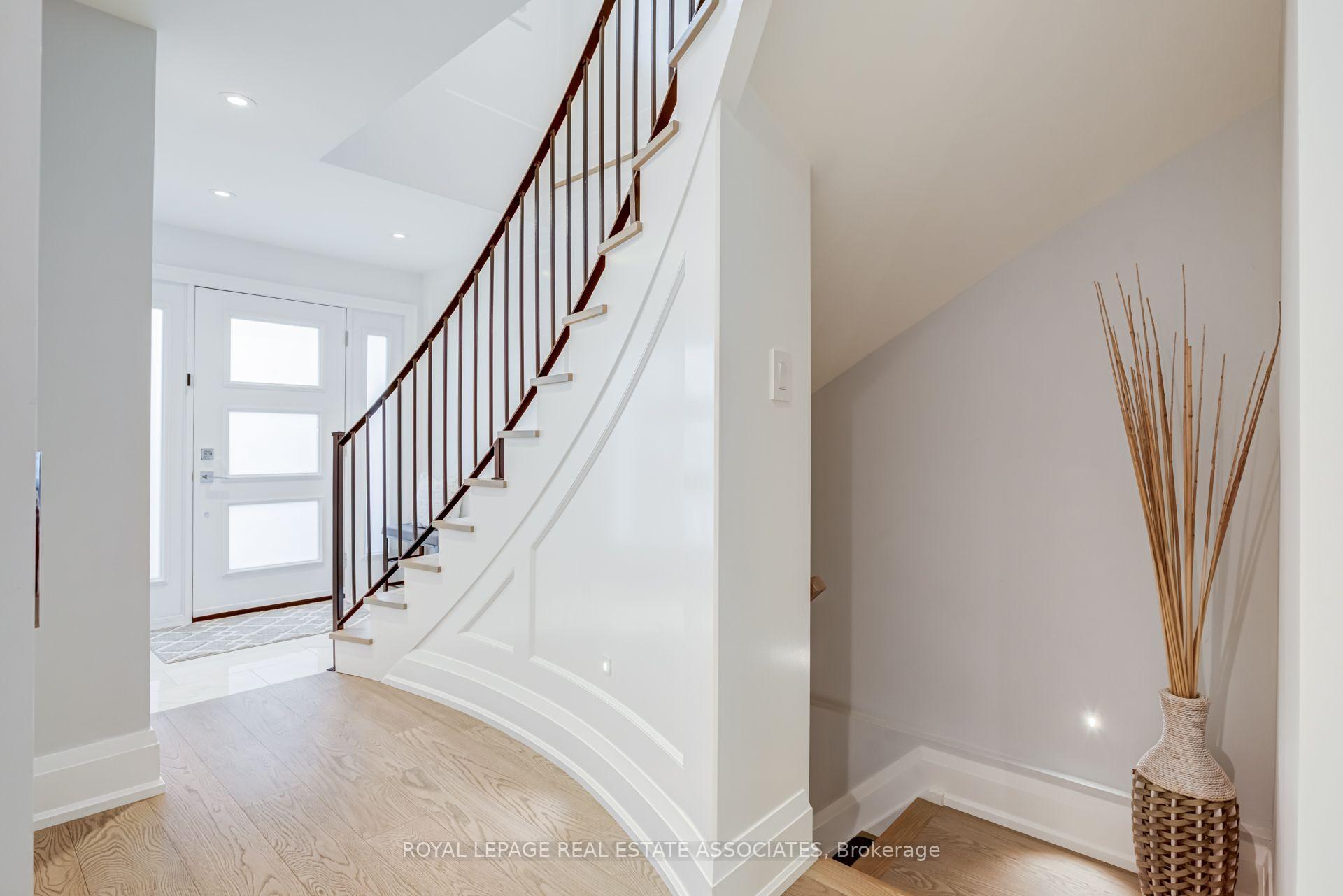 Photo 16 of 889 Sweetwater Crescent, Mississauga, Lorne Park — HOMEH