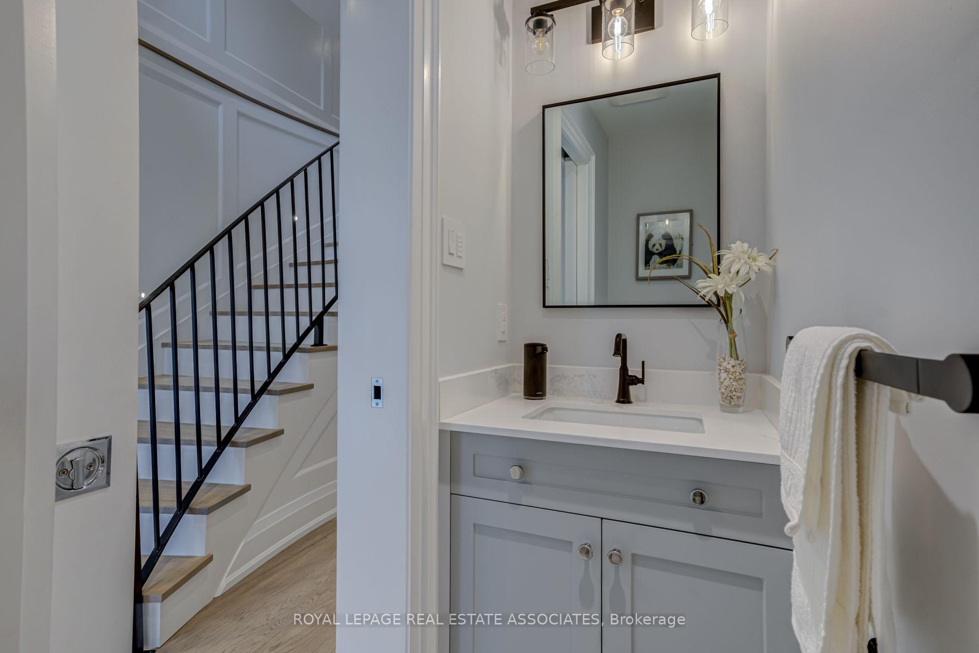 Photo 17 of 889 Sweetwater Crescent, Mississauga, Lorne Park — HOMEH
