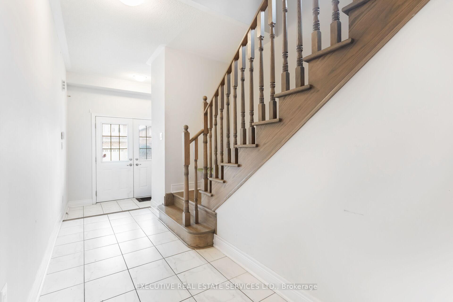 Photo 8 of 105 Branigan Crescent, Halton Hills, Georgetown — HOMEH