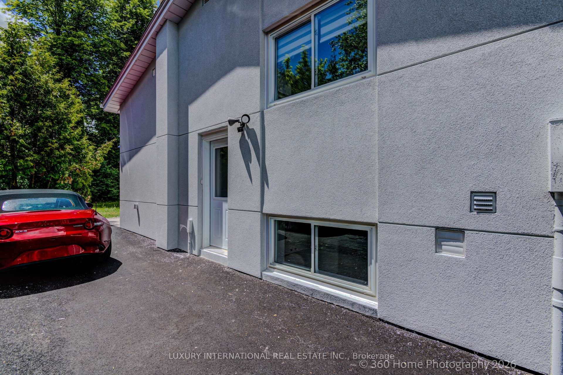 Photo 2 of 20 Haida Drive, Aurora, Aurora Heights — HOMEH
