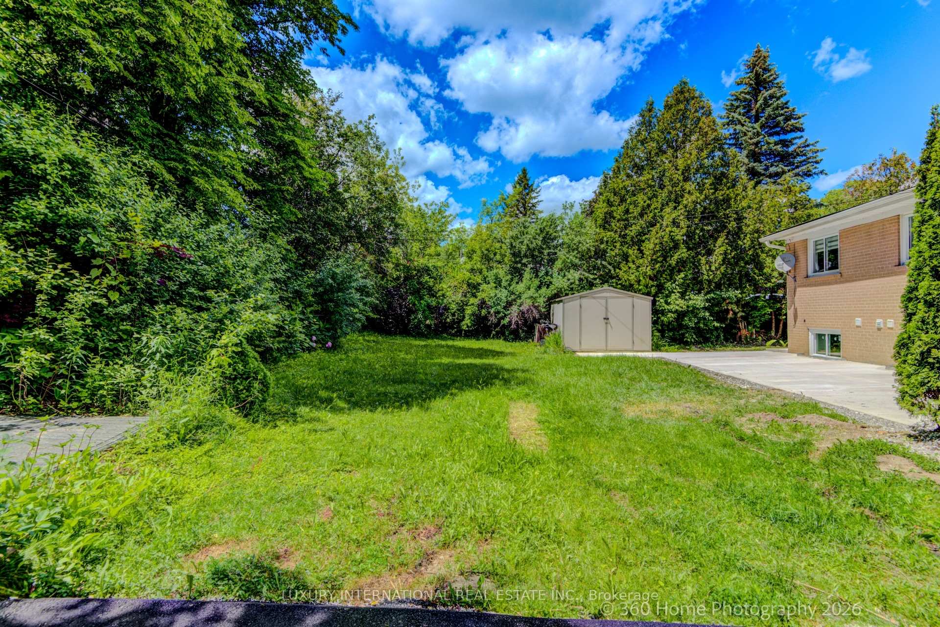Photo 3 of 20 Haida Drive, Aurora, Aurora Heights — HOMEH