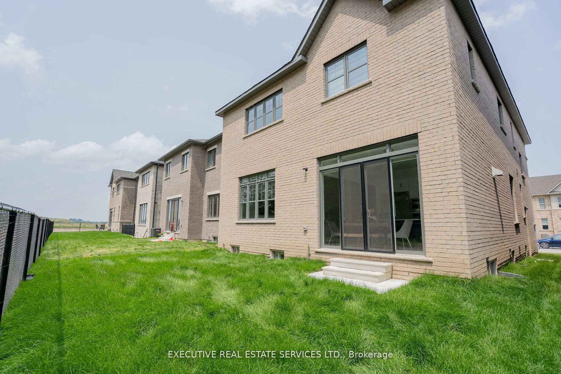 Photo 3 of 158 Petch Avenue, Brampton, Northwest Brampton — HOMEH