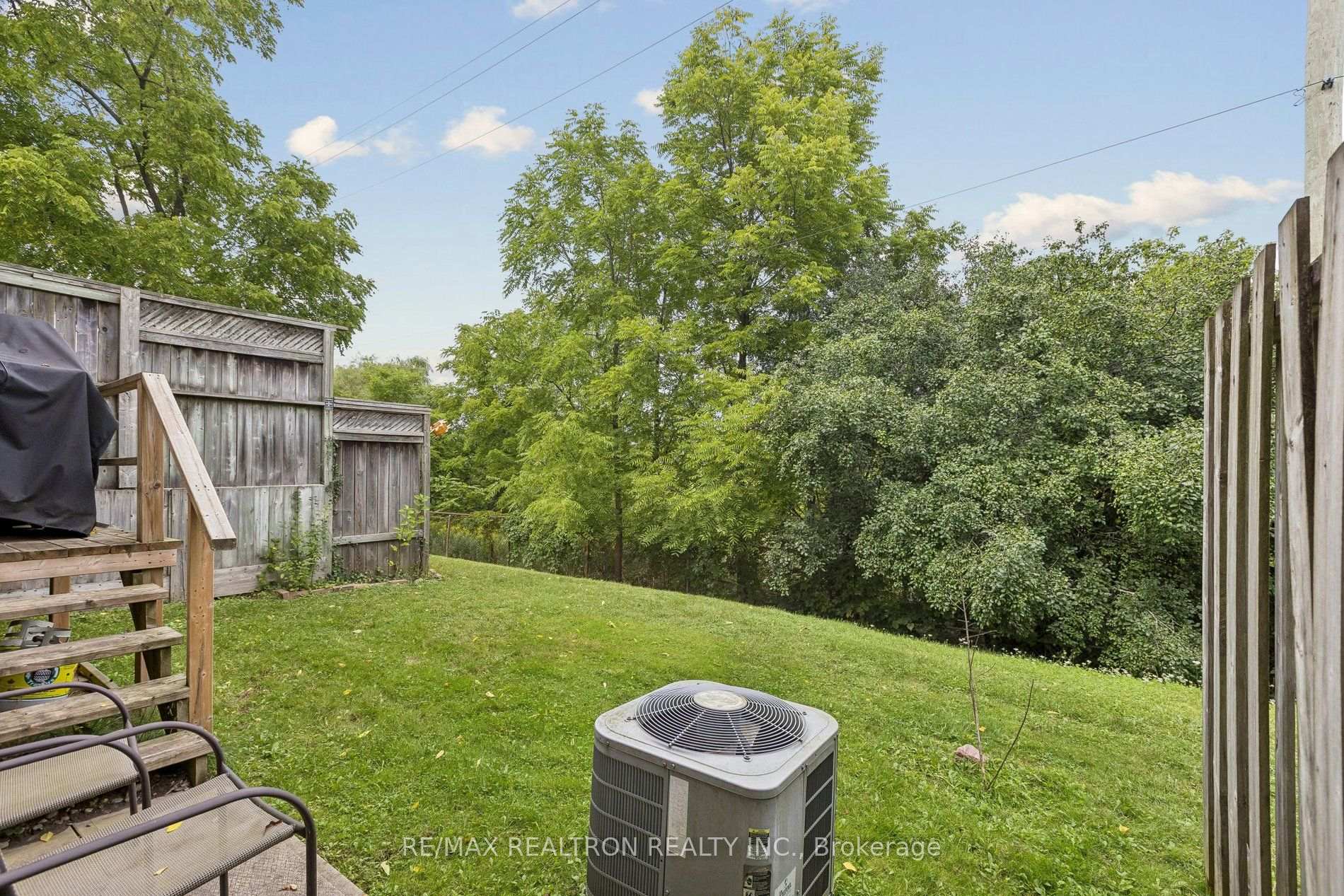 Photo 4 of 298D Bluevale Street N, Waterloo, Lincoln Heights — HOMEH