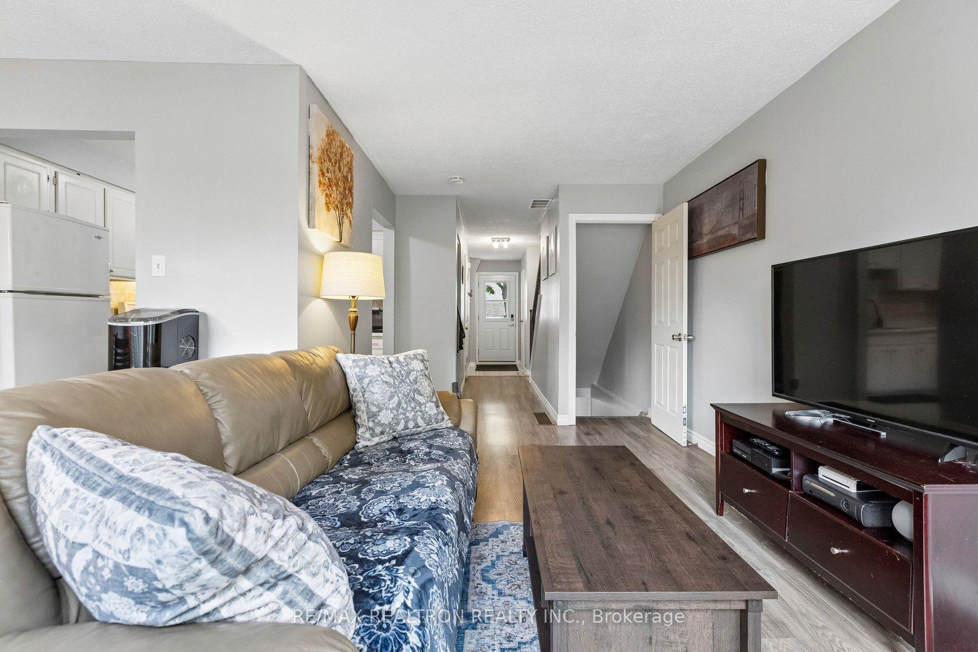 Photo 10 of 298D Bluevale Street N, Waterloo, Lincoln Heights — HOMEH
