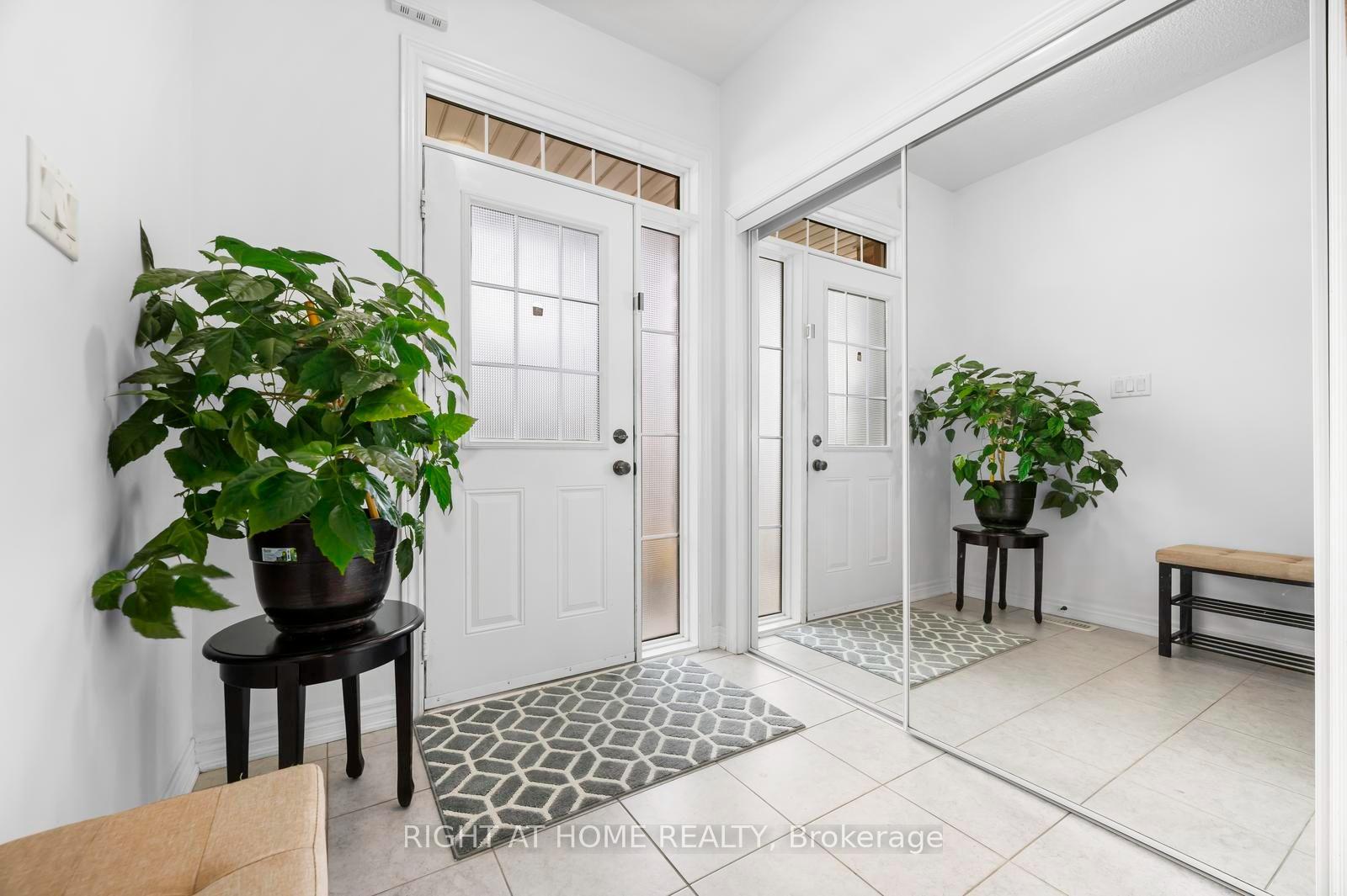 Photo 5 of 41 Coastline Drive, Brampton, Bram West — HOMEH