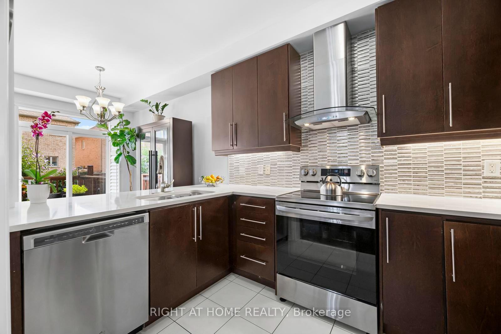 Photo 9 of 41 Coastline Drive, Brampton, Bram West — HOMEH