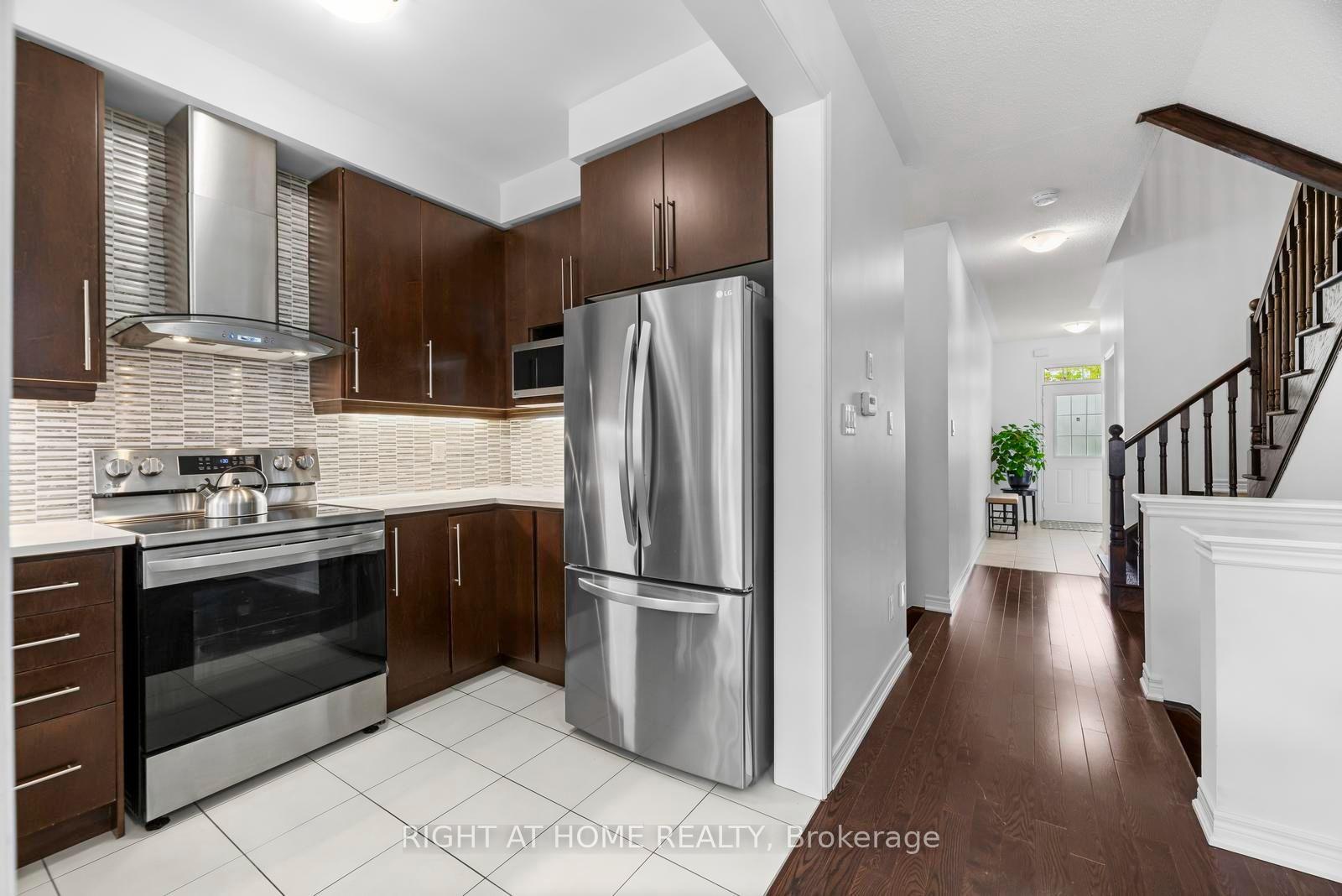 Photo 10 of 41 Coastline Drive, Brampton, Bram West — HOMEH