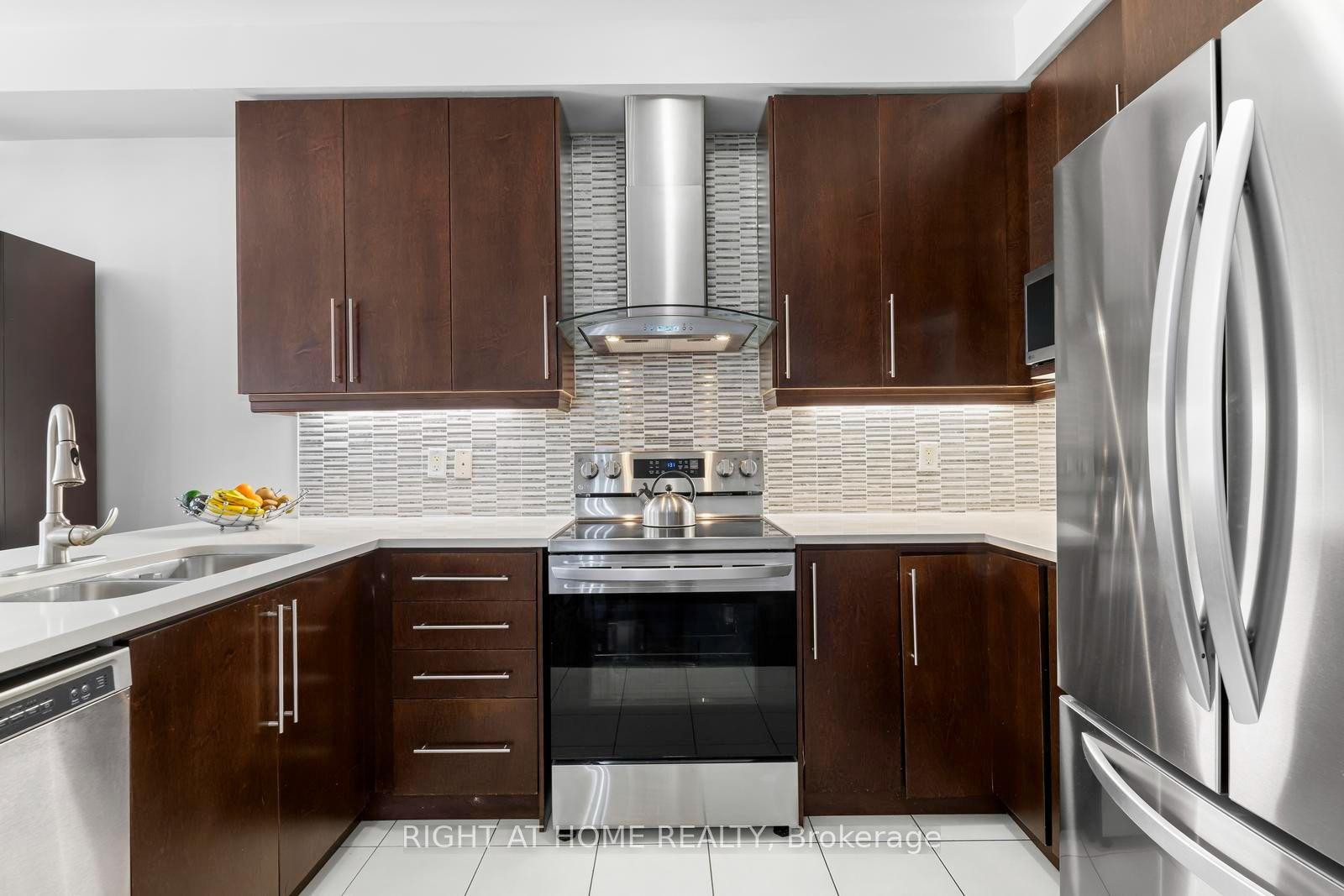 Photo 11 of 41 Coastline Drive, Brampton, Bram West — HOMEH