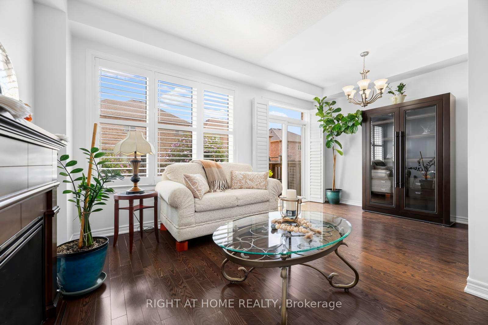 Photo 16 of 41 Coastline Drive, Brampton, Bram West — HOMEH
