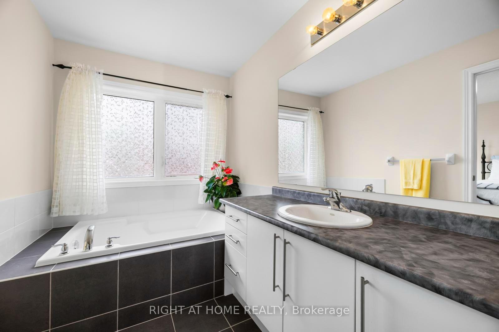Photo 22 of 41 Coastline Drive, Brampton, Bram West — HOMEH
