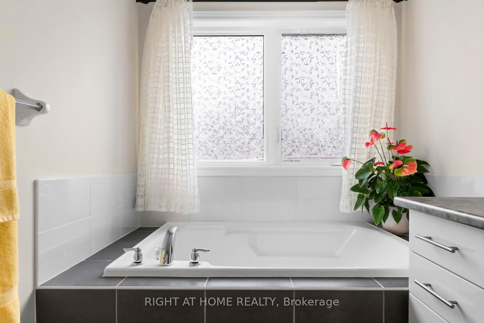 Photo 23 of 41 Coastline Drive, Brampton, Bram West — HOMEH